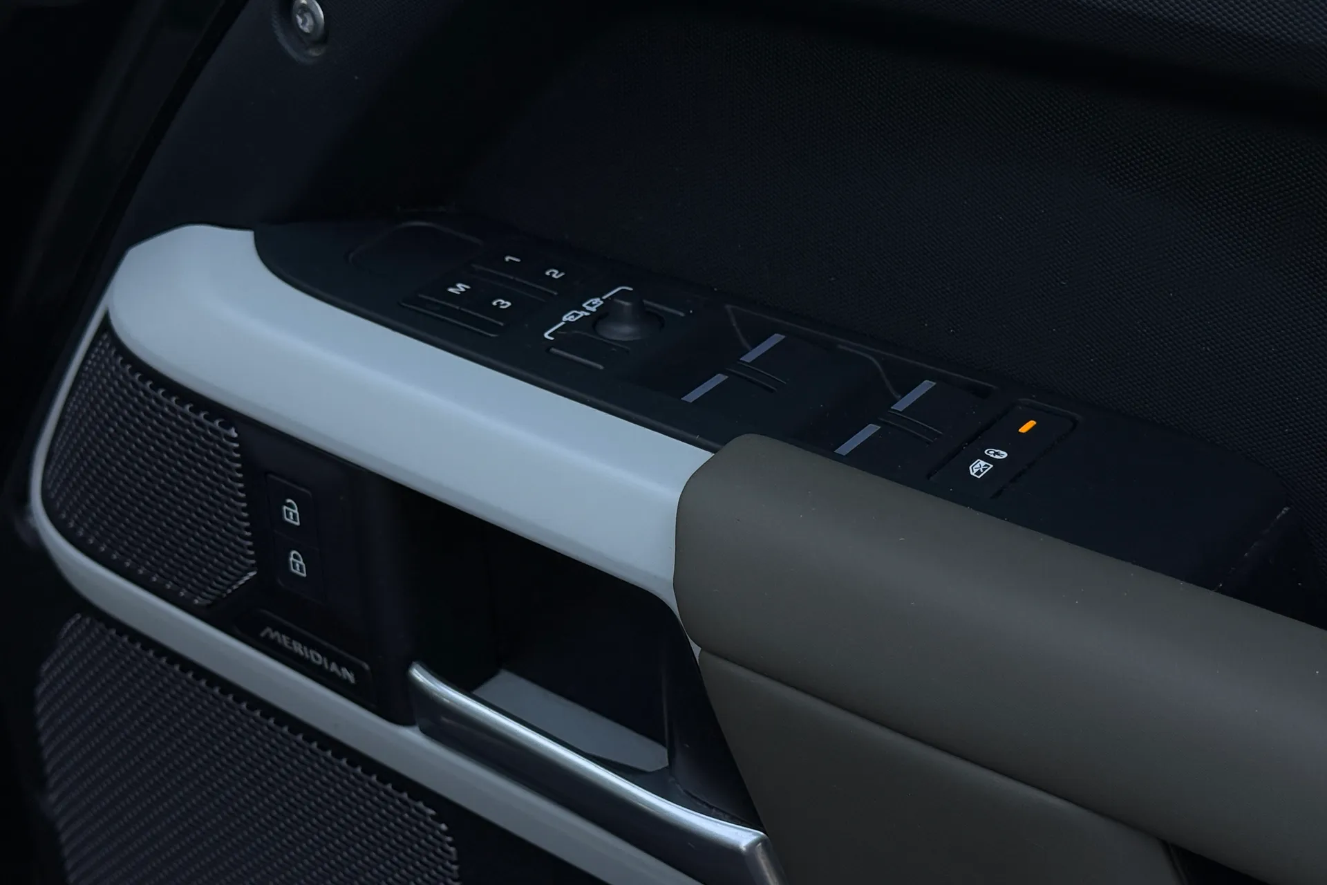 LAND ROVER DEFENDER thumbnail image number 30