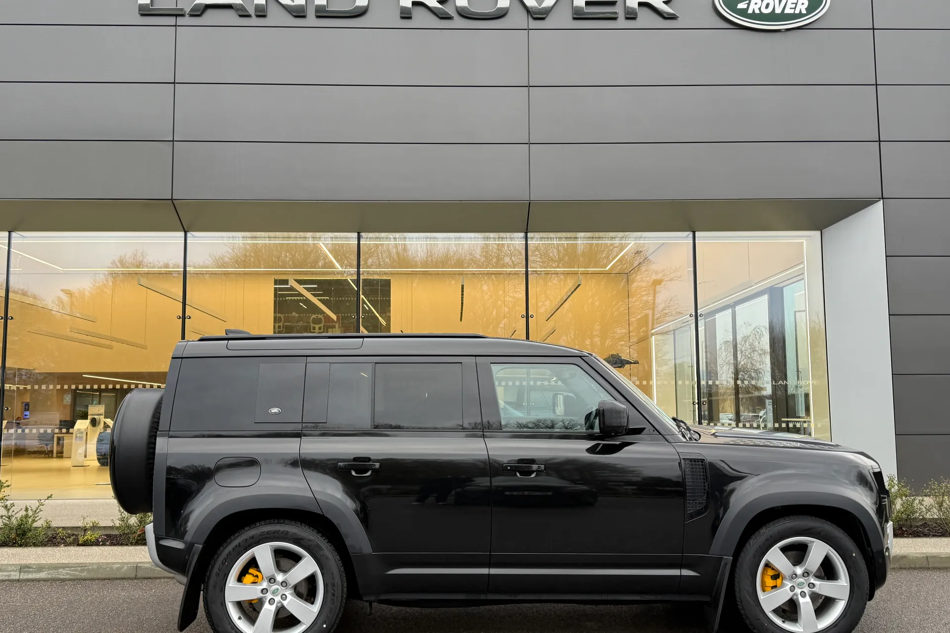 LAND ROVER DEFENDER thumbnail image number 2