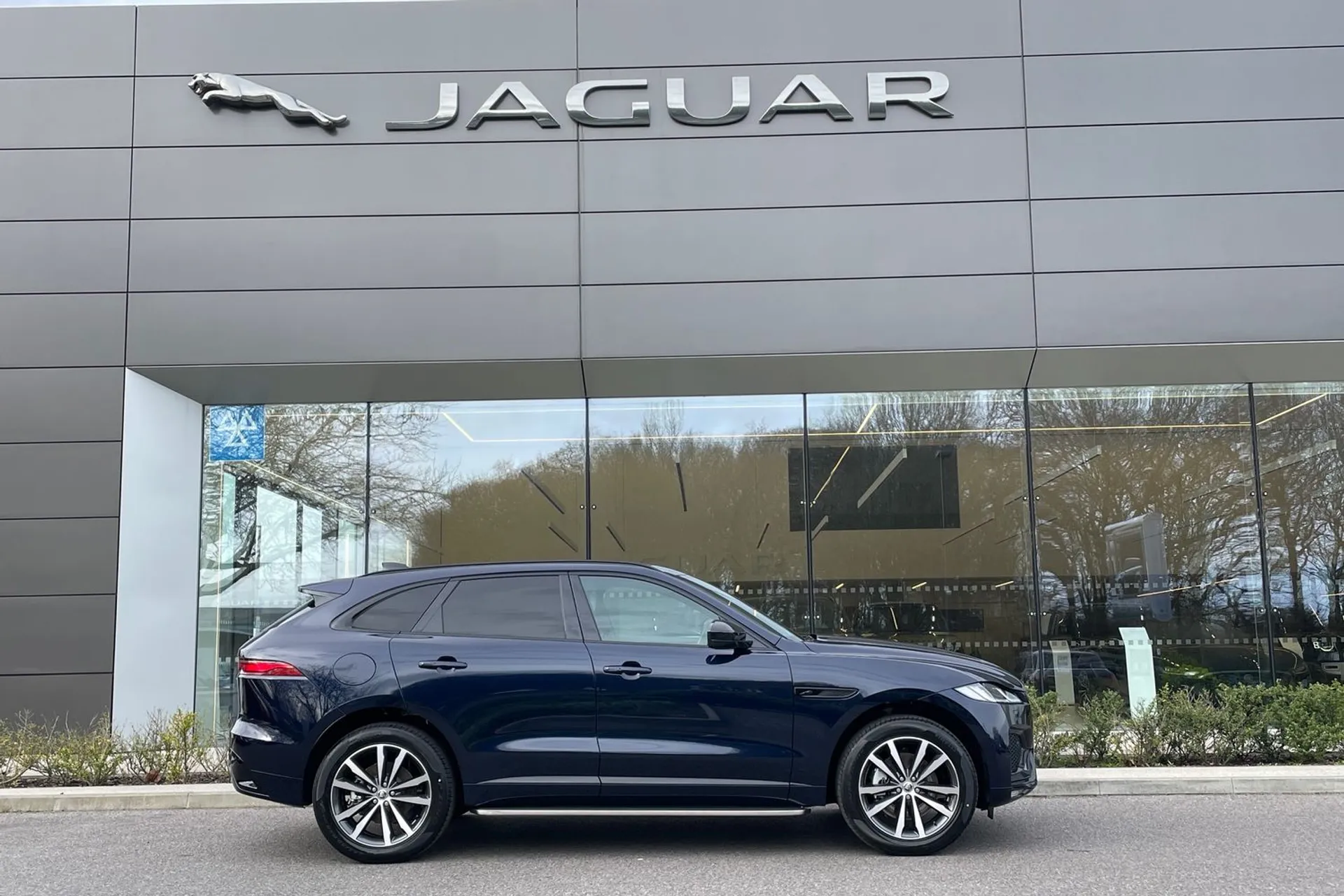 Jaguar F-PACE thumbnail image number 2