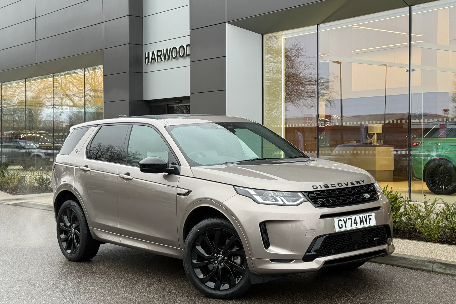 LAND ROVER DISCOVERY SPORT focused image