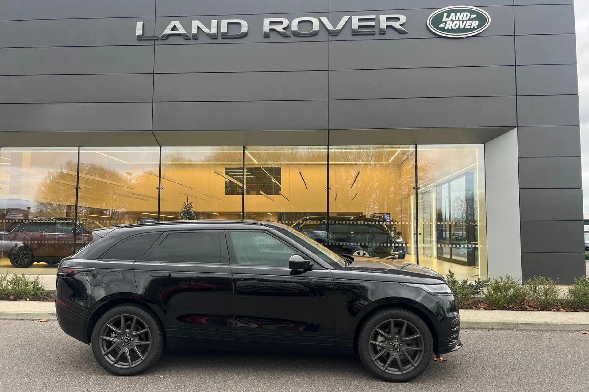 LAND ROVER RANGE ROVER VELAR thumbnail image number 4