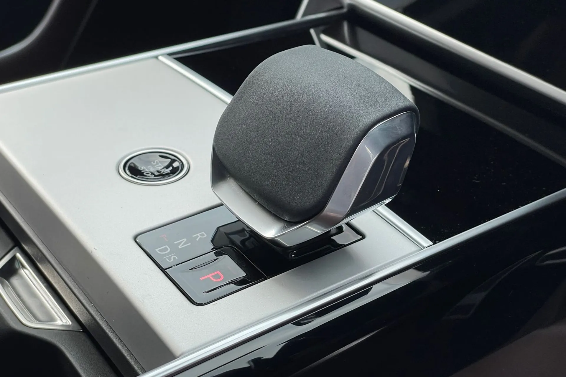 LAND ROVER RANGE ROVER thumbnail image number 23