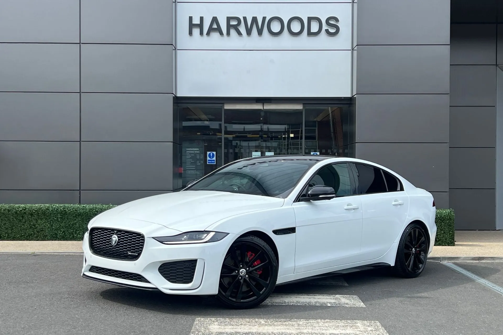 Jaguar XE thumbnail image number 14