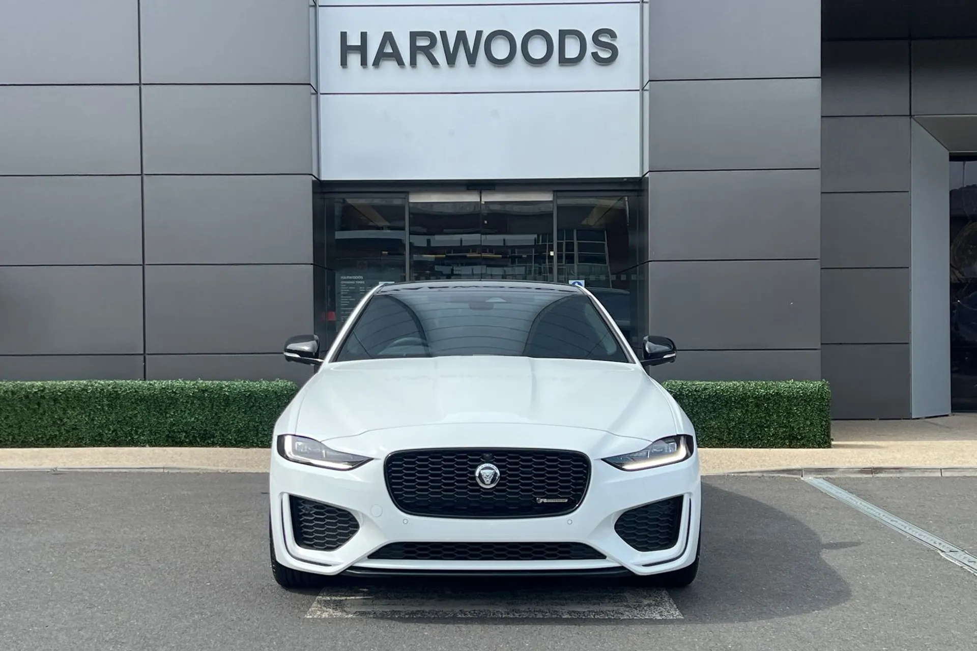 Jaguar XE thumbnail image number 15