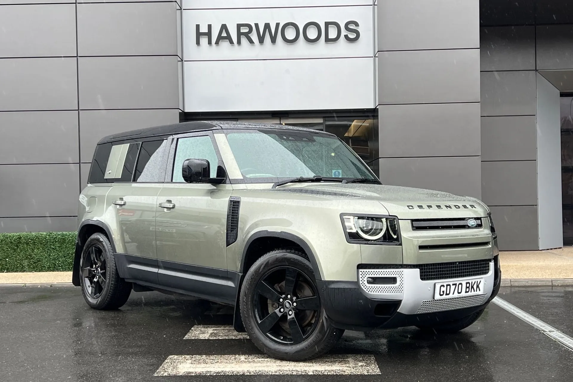 LAND ROVER DEFENDER focused image