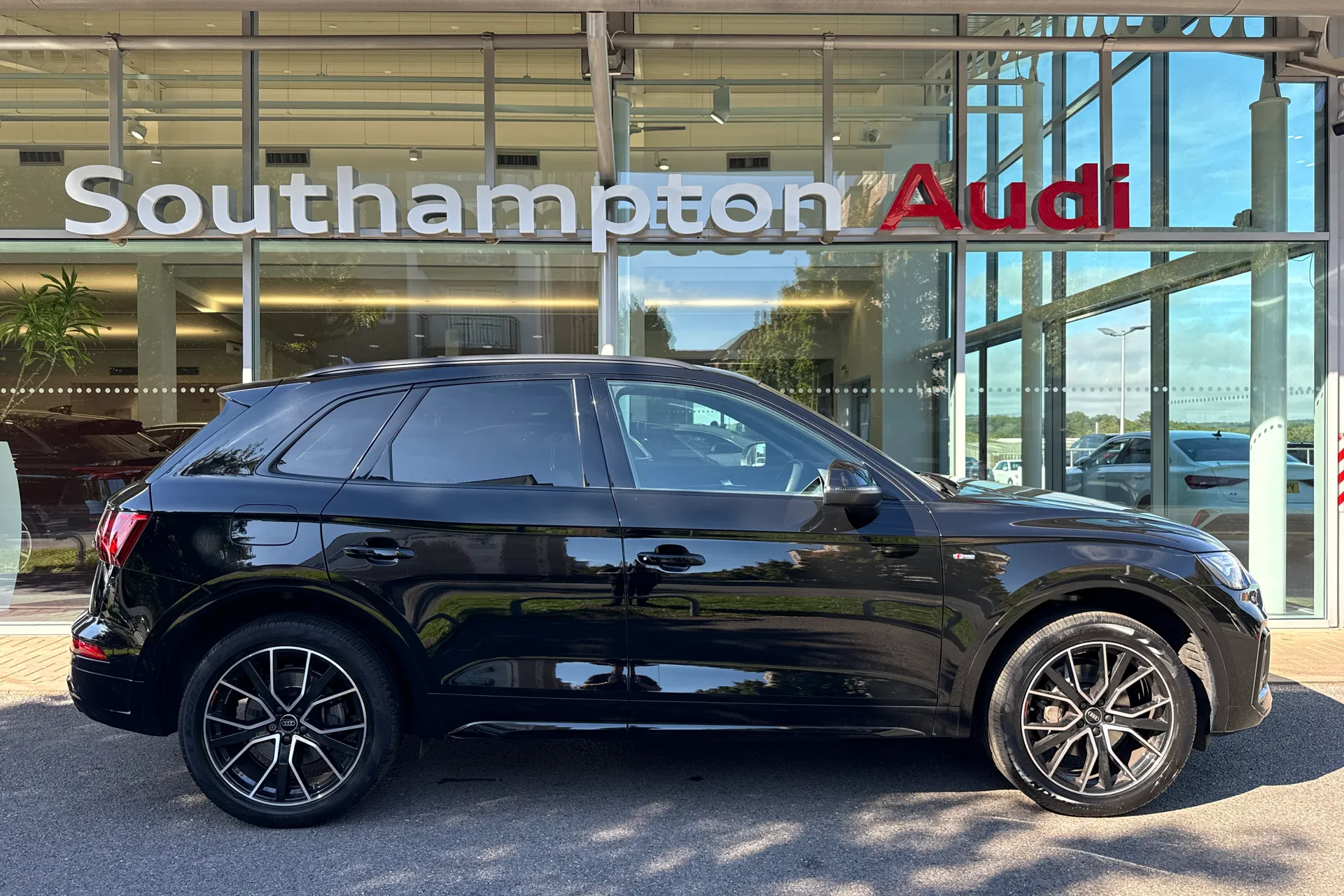 Audi Q5 thumbnail image number 2