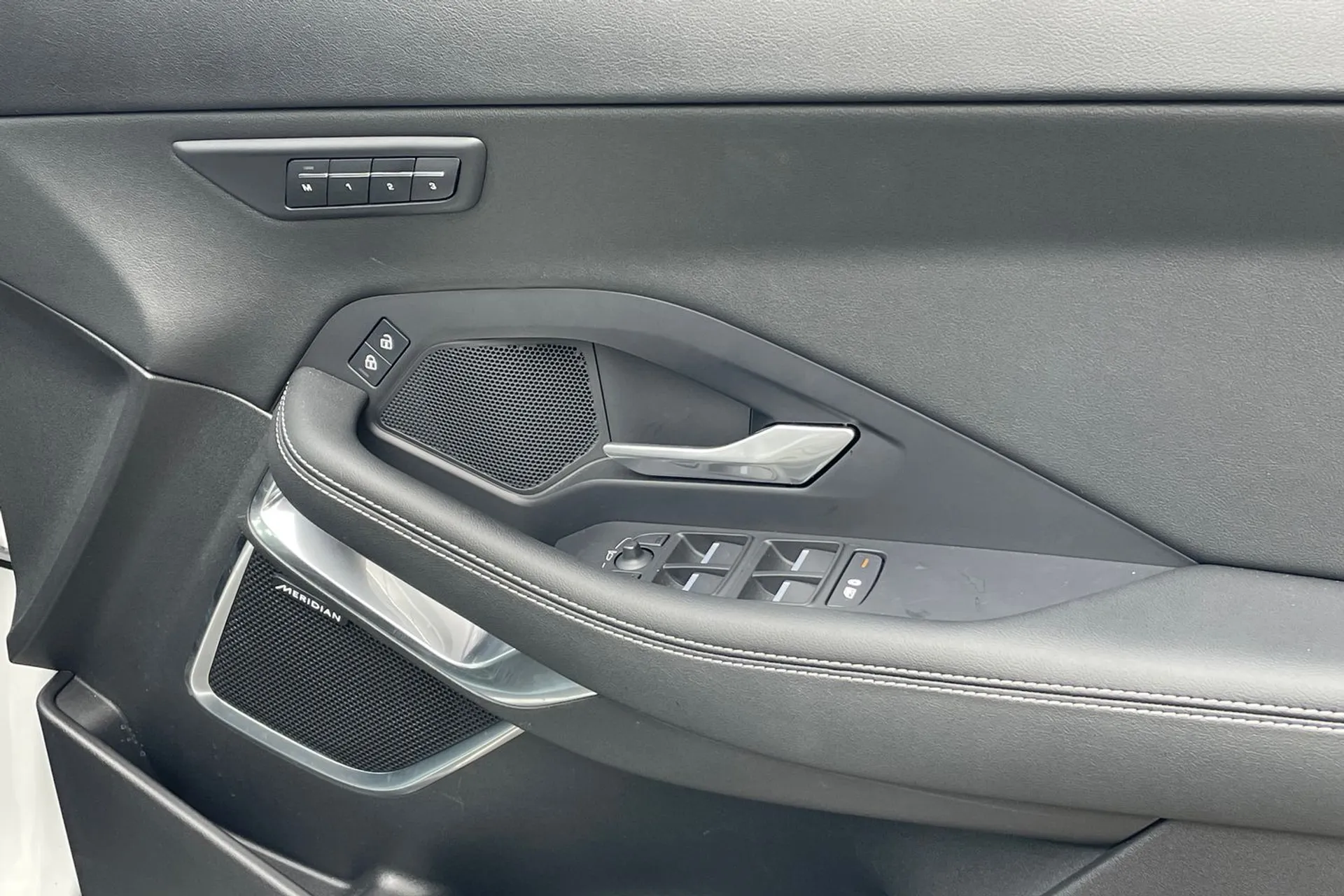 Jaguar E-PACE thumbnail image number 26