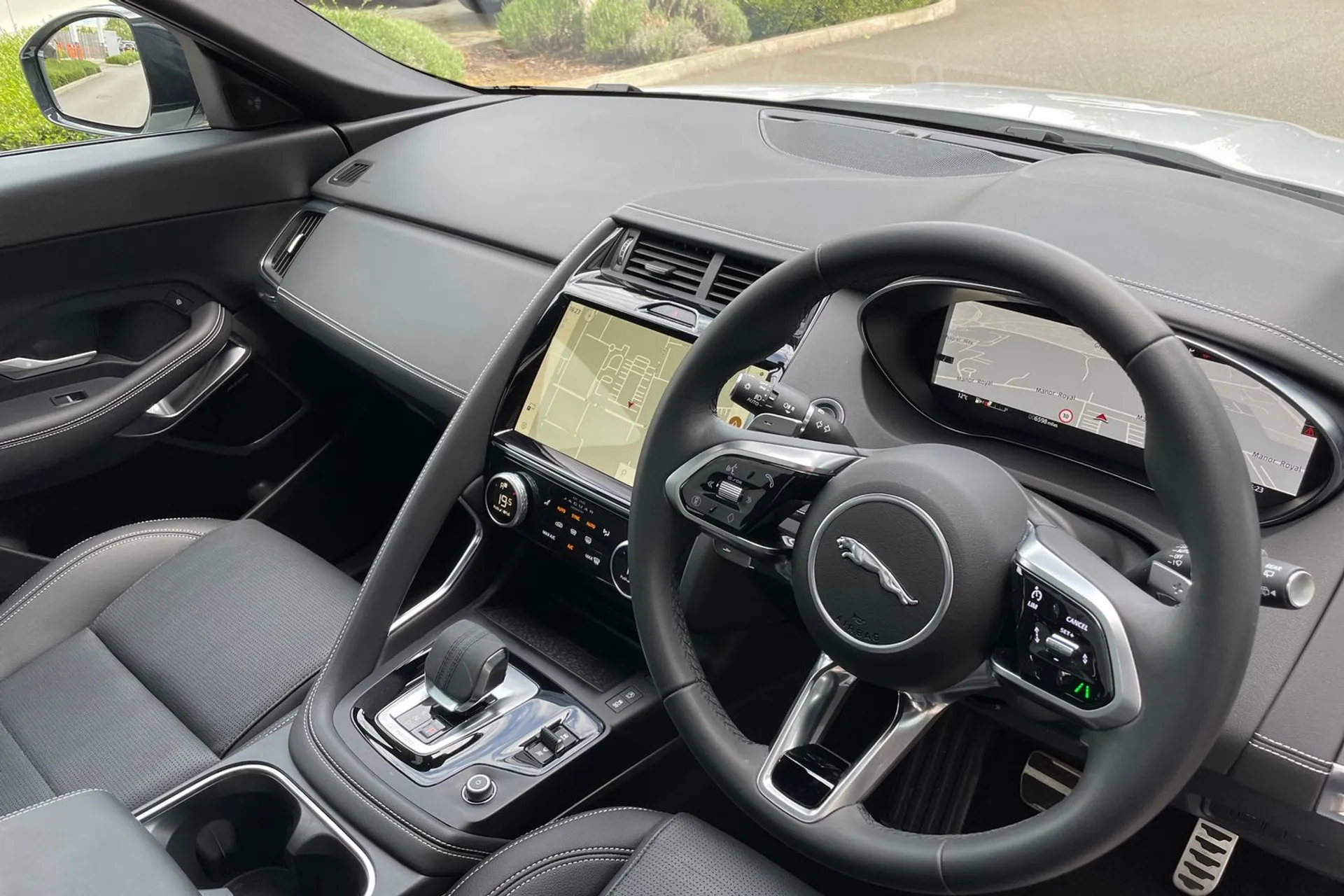 Jaguar E-PACE thumbnail image number 39