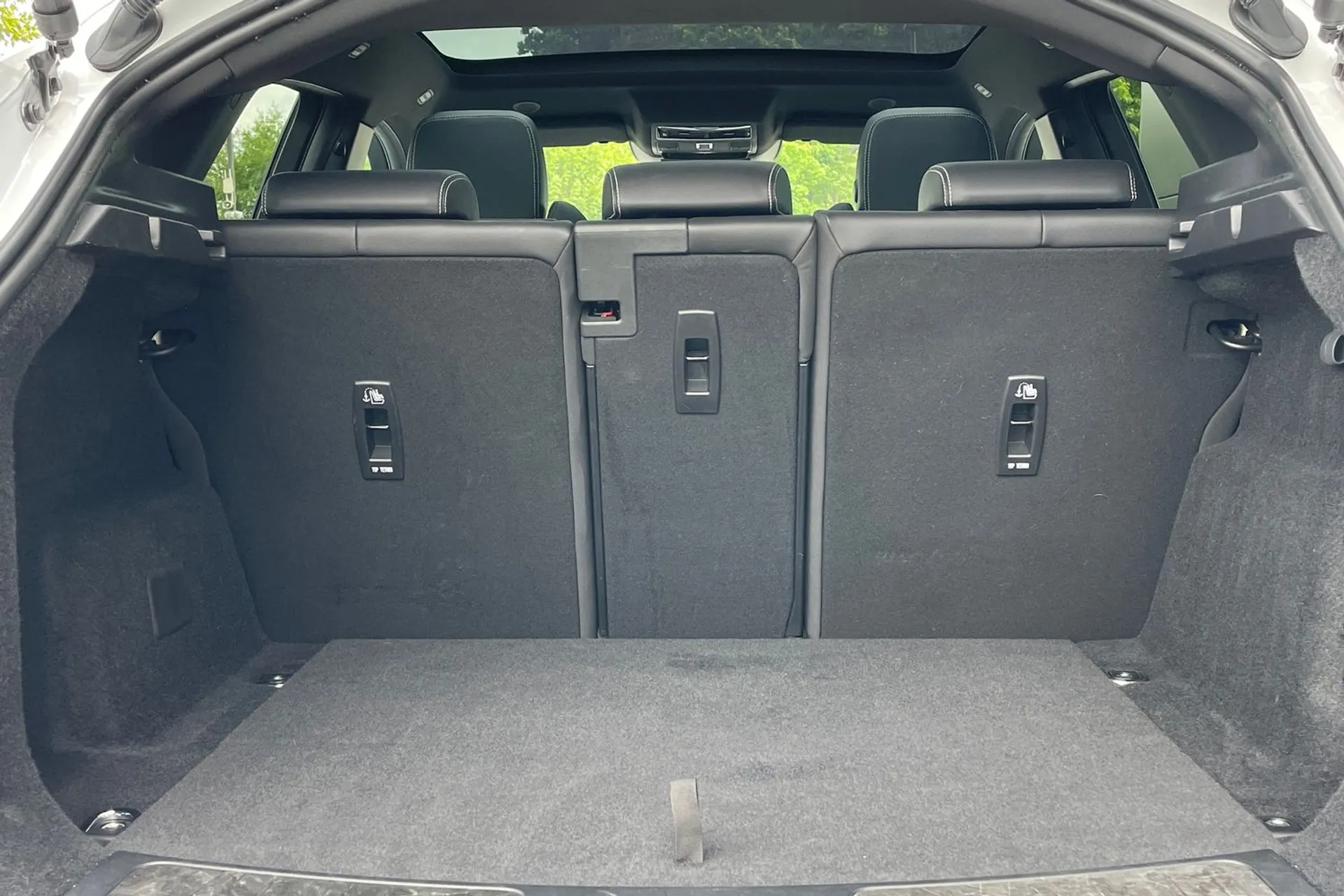 Jaguar E-PACE thumbnail image number 32