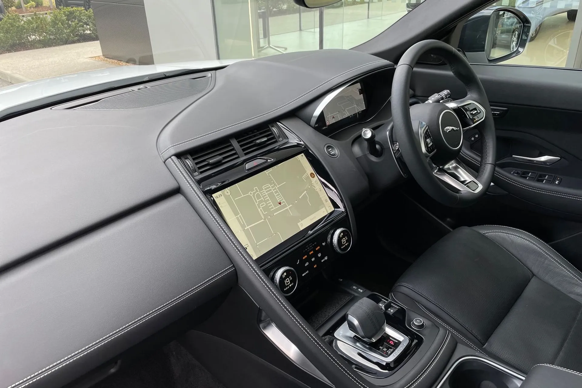 Jaguar E-PACE thumbnail image number 41
