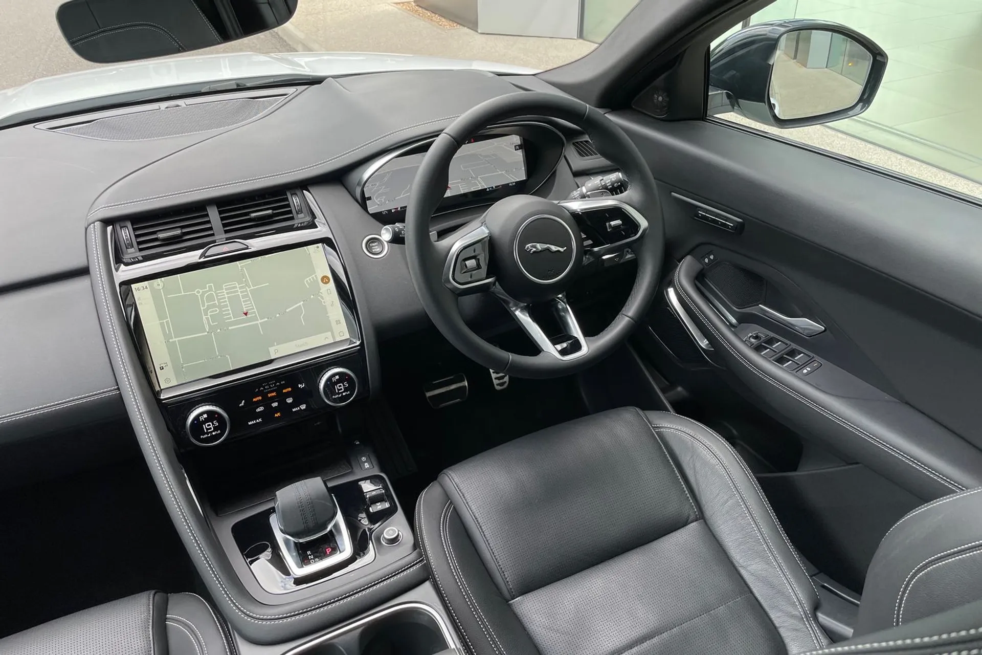 Jaguar E-PACE thumbnail image number 25