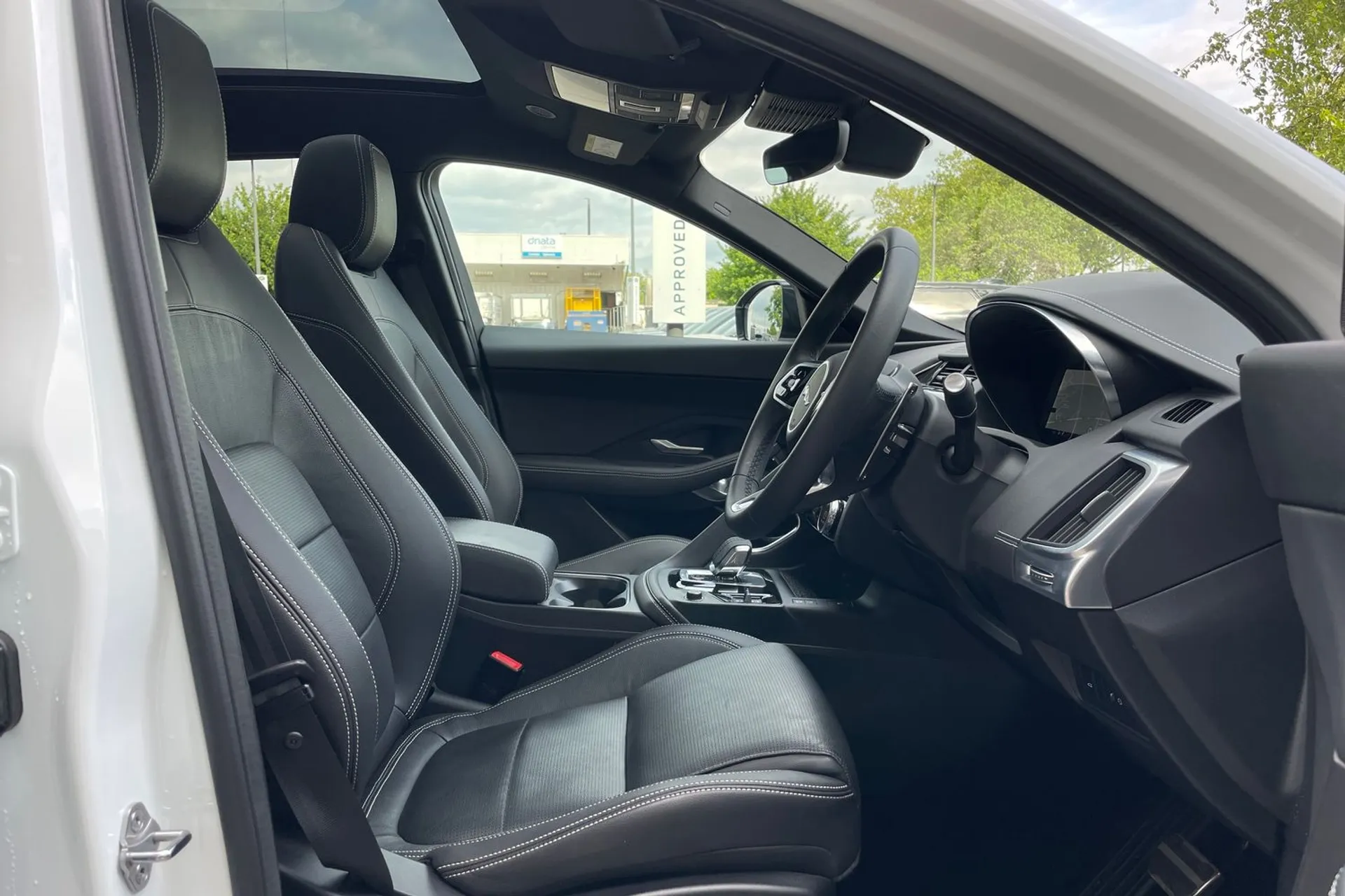 Jaguar E-PACE thumbnail image number 40