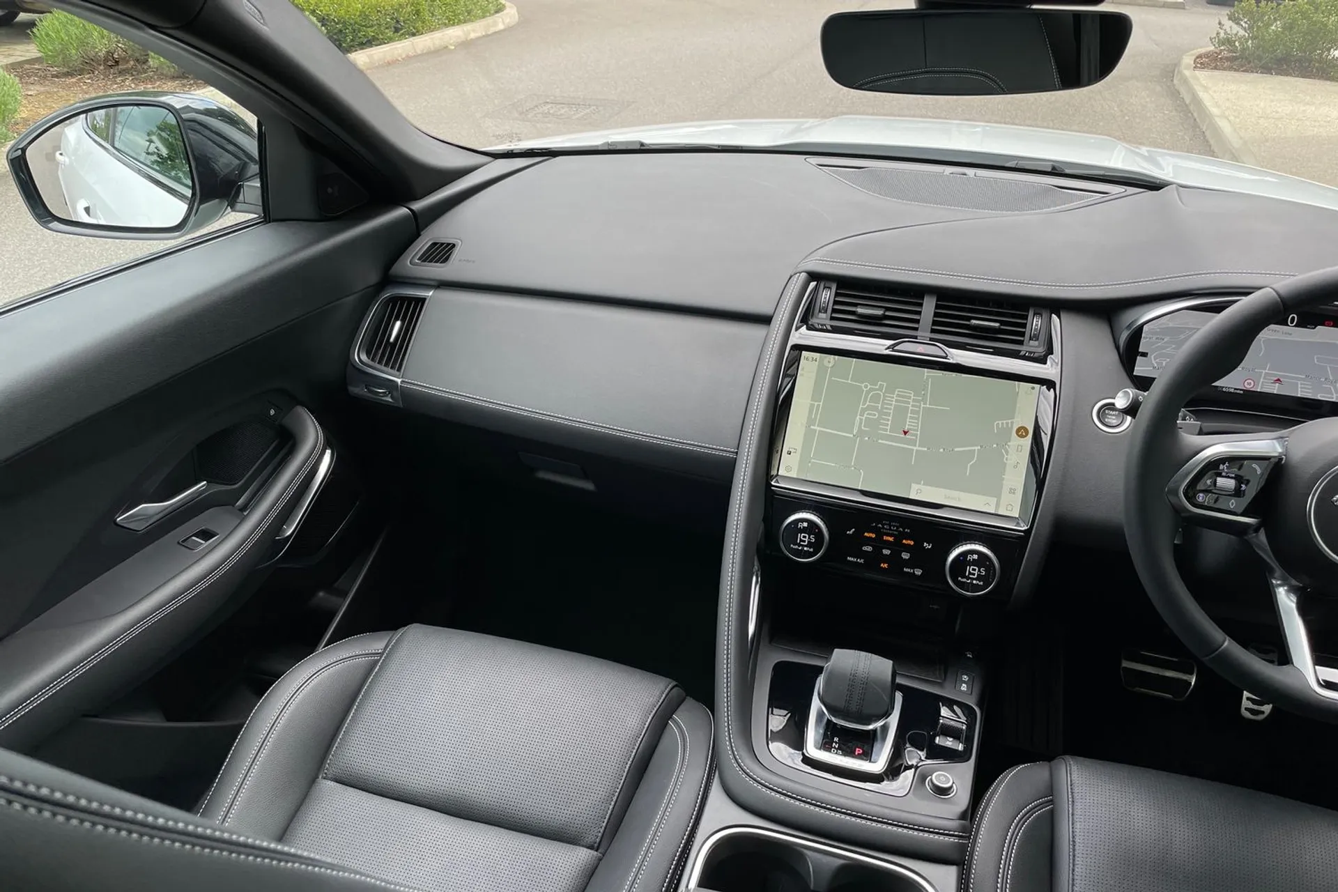 Jaguar E-PACE thumbnail image number 22