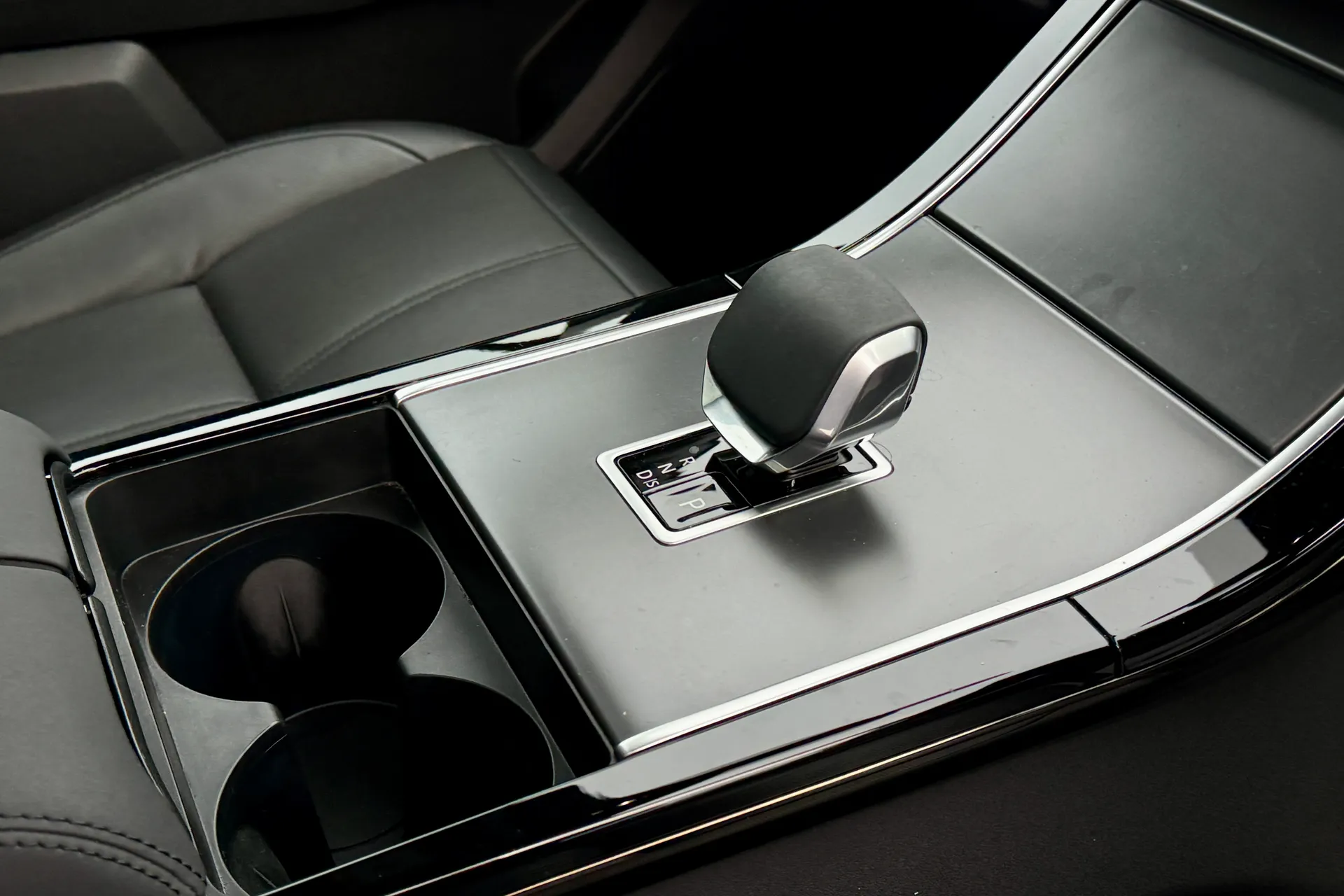 LAND ROVER RANGE ROVER VELAR thumbnail image number 22