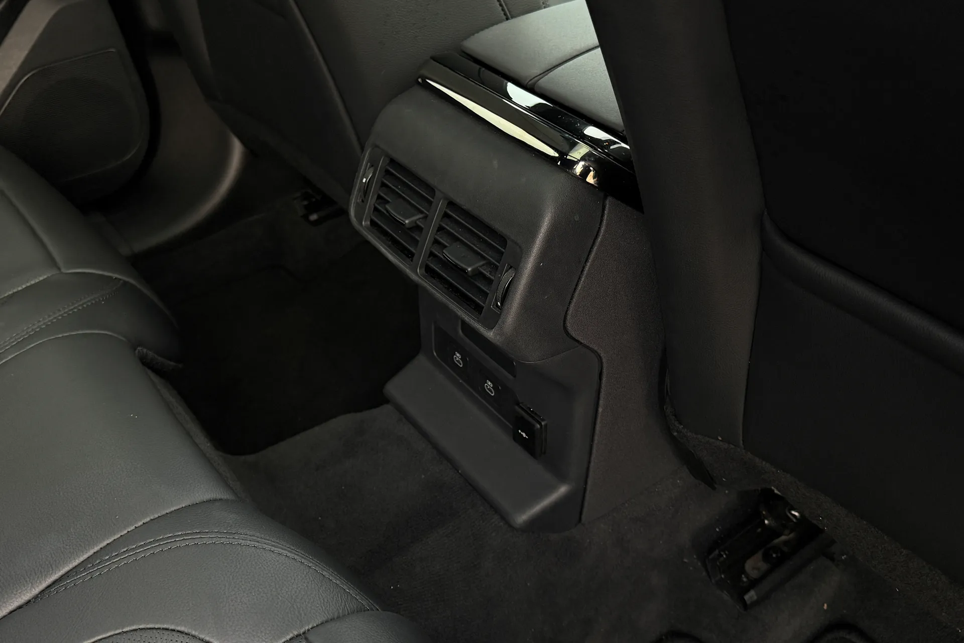 LAND ROVER RANGE ROVER VELAR thumbnail image number 37