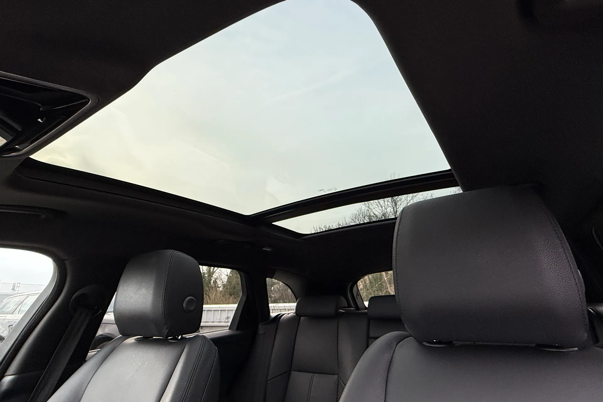 LAND ROVER RANGE ROVER VELAR thumbnail image number 4