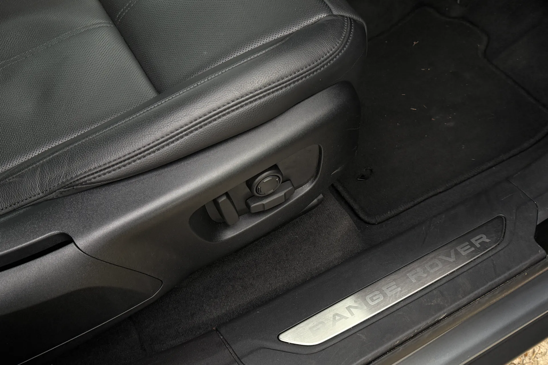 LAND ROVER RANGE ROVER VELAR thumbnail image number 39