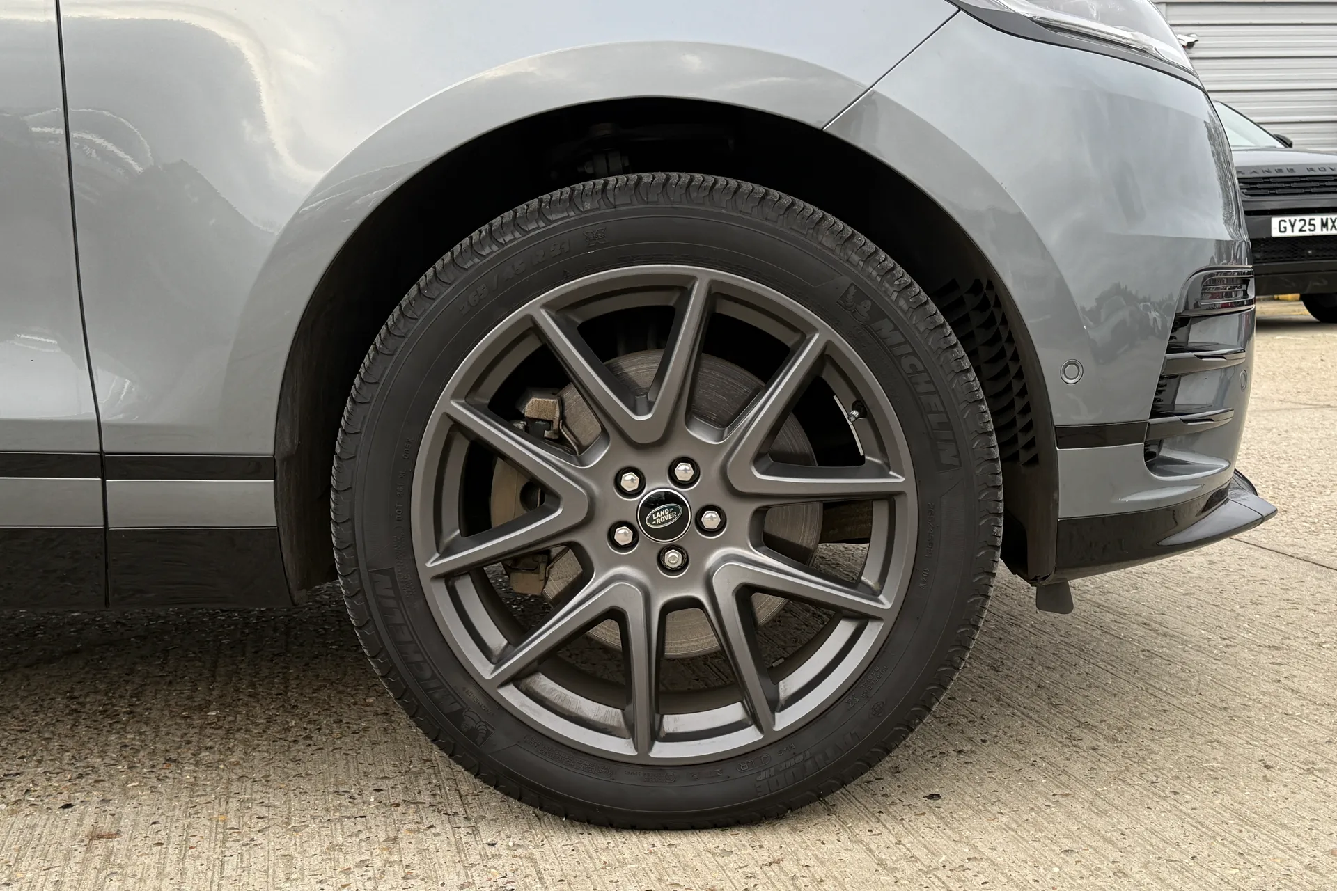 LAND ROVER RANGE ROVER VELAR thumbnail image number 17