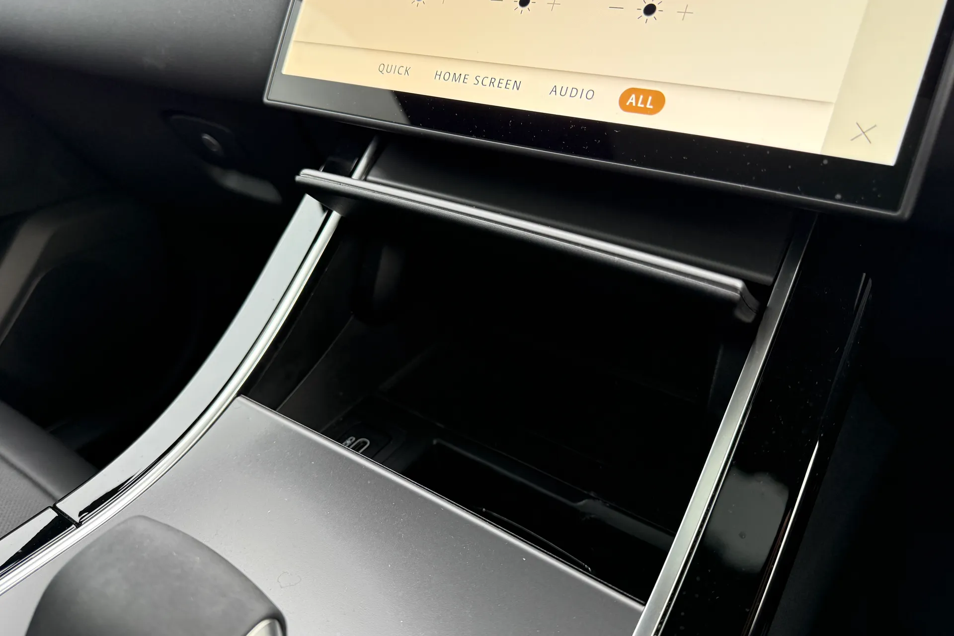 LAND ROVER RANGE ROVER VELAR thumbnail image number 23