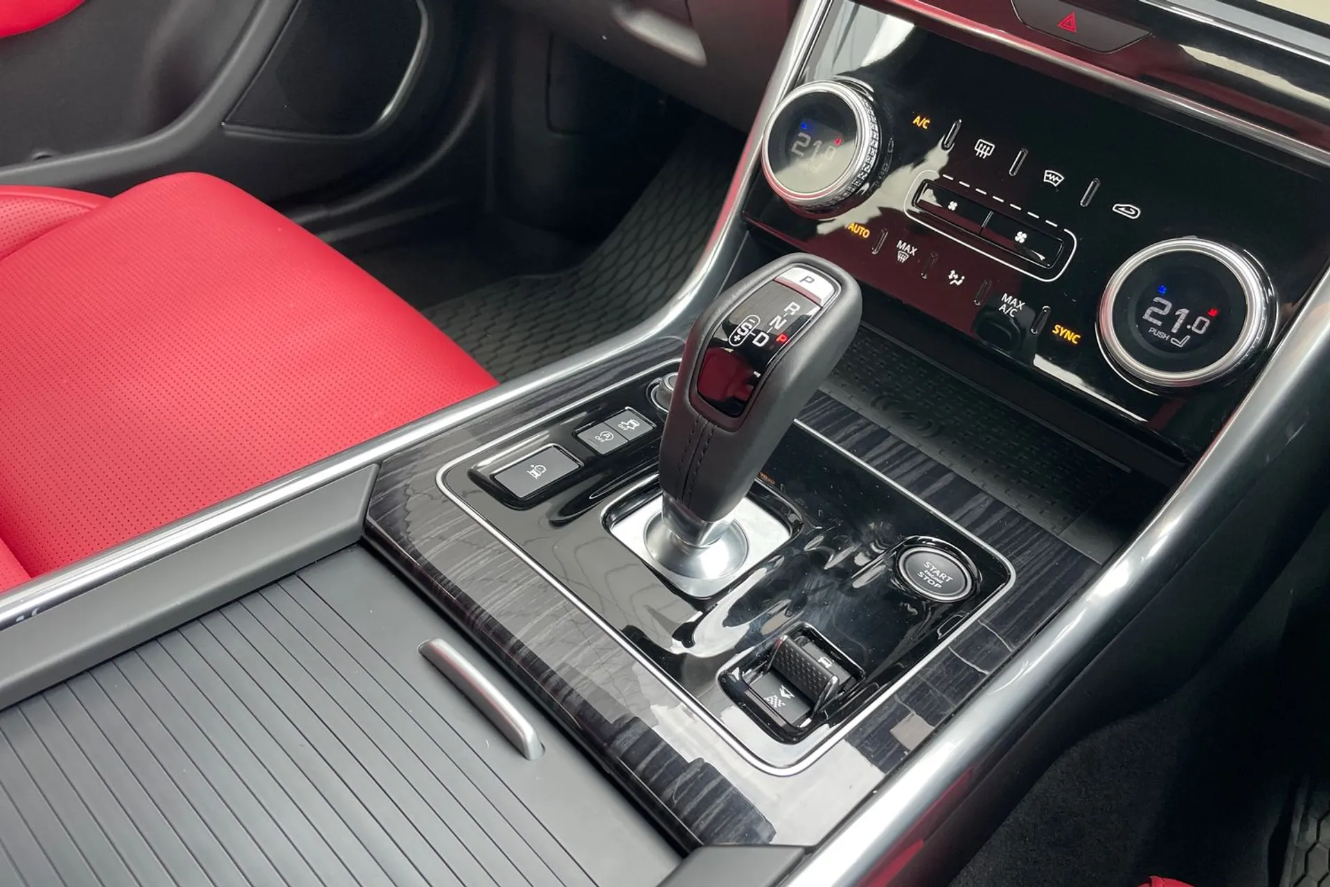 Jaguar XE thumbnail image number 45