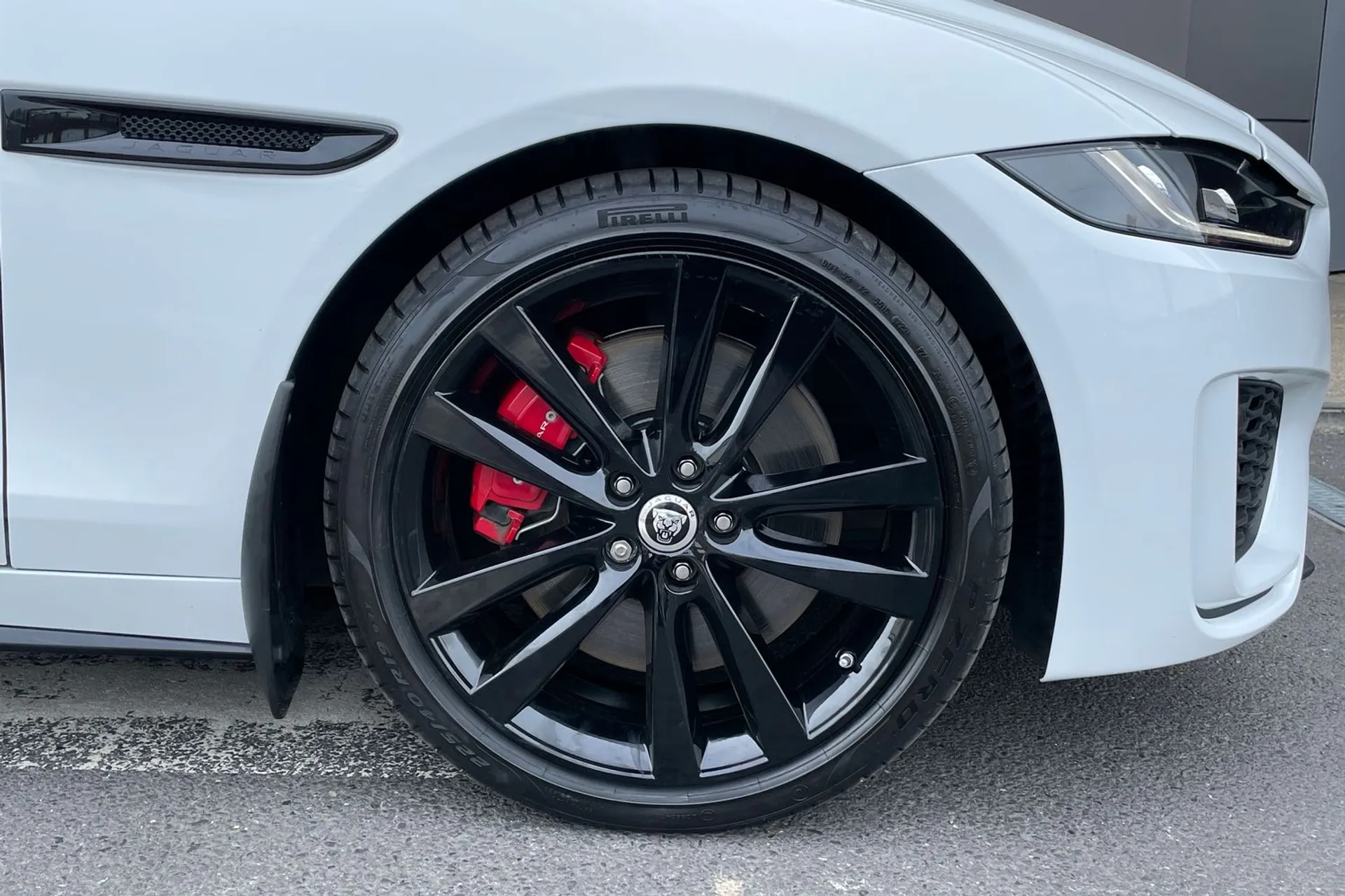 Jaguar XE thumbnail image number 17