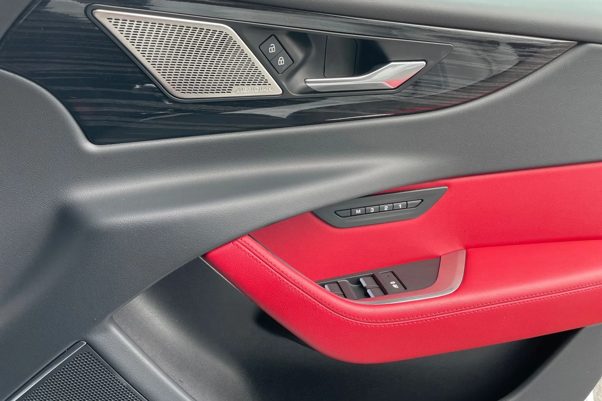 Jaguar XE thumbnail image number 49