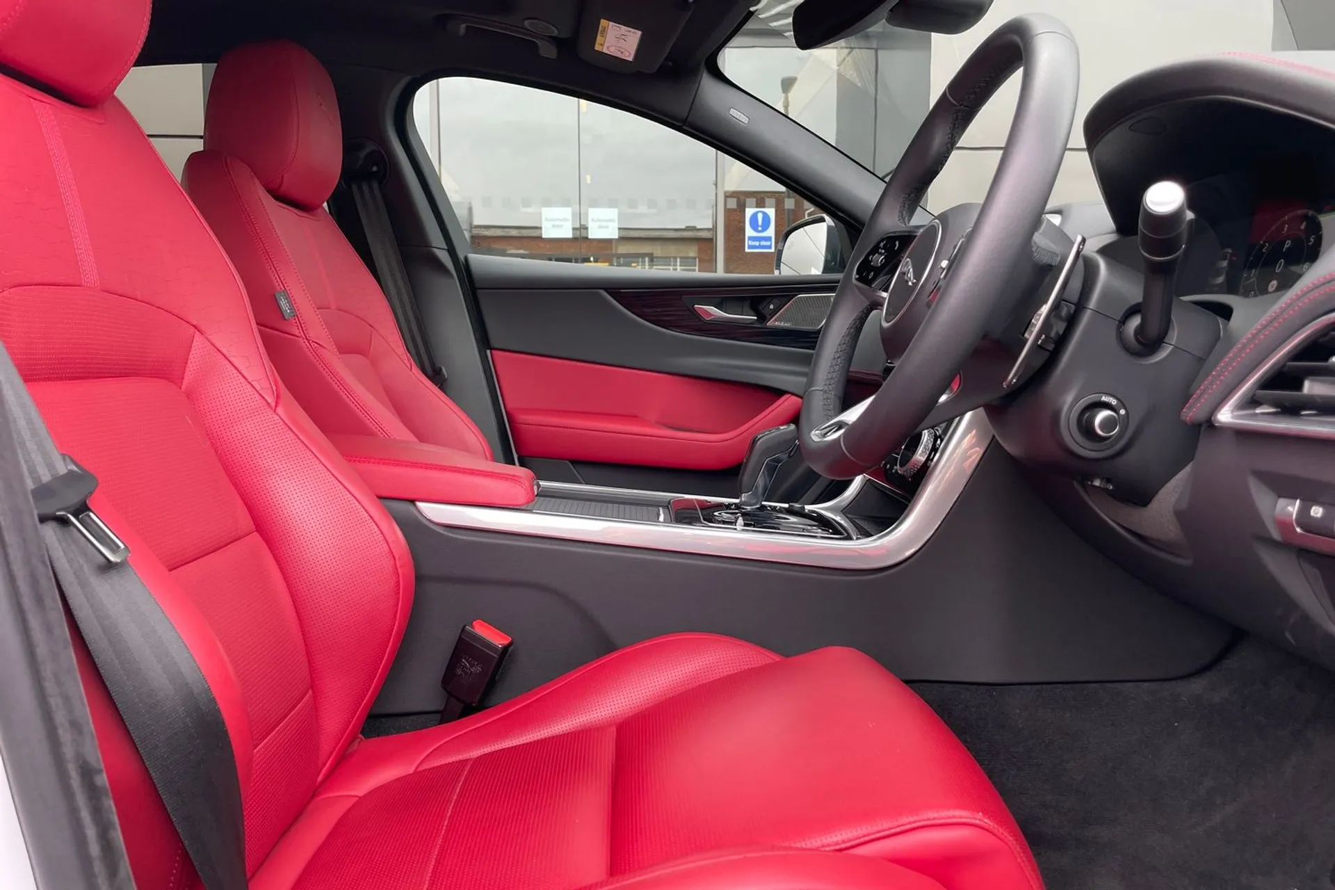 Jaguar XE thumbnail image number 20