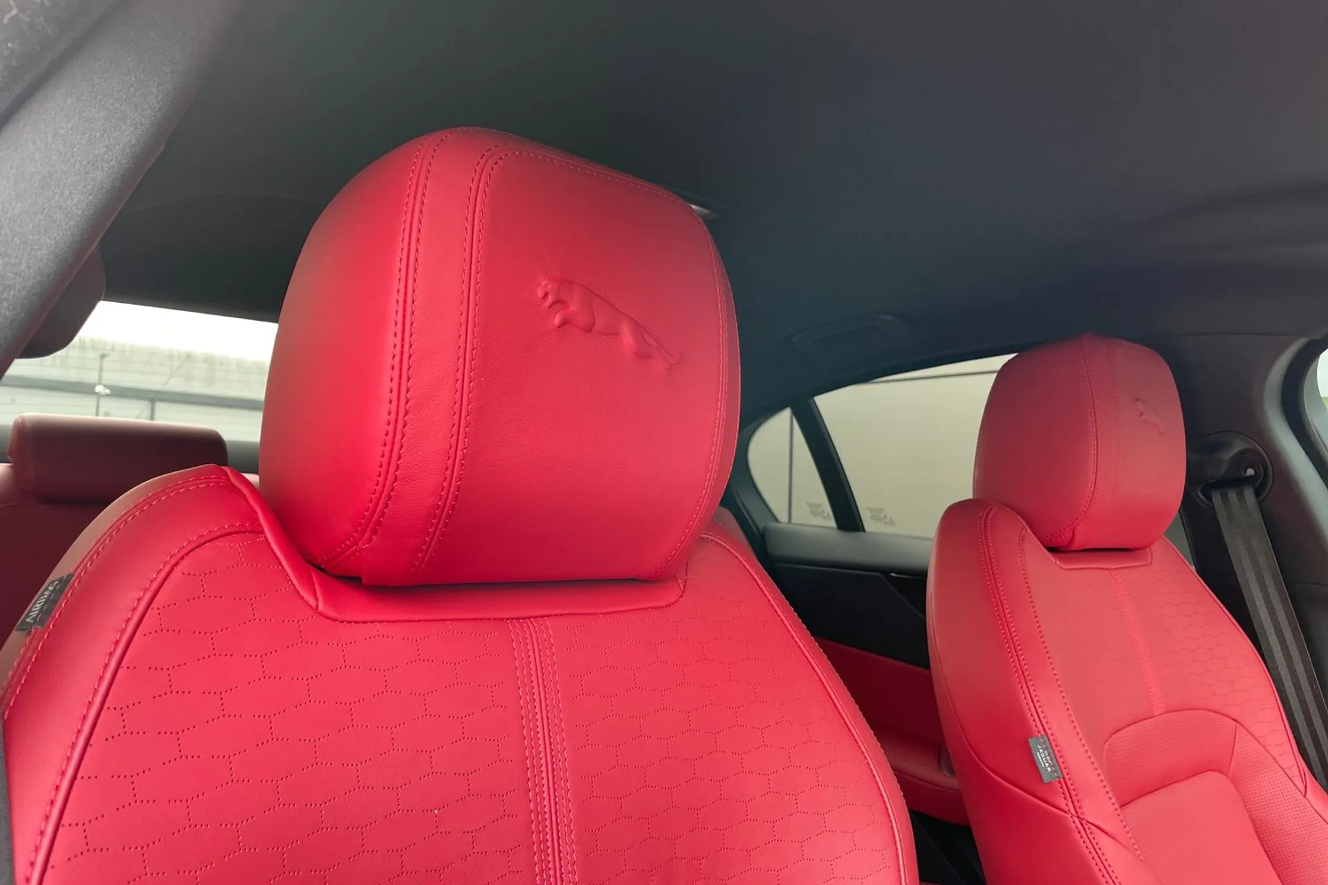 Jaguar XE thumbnail image number 16