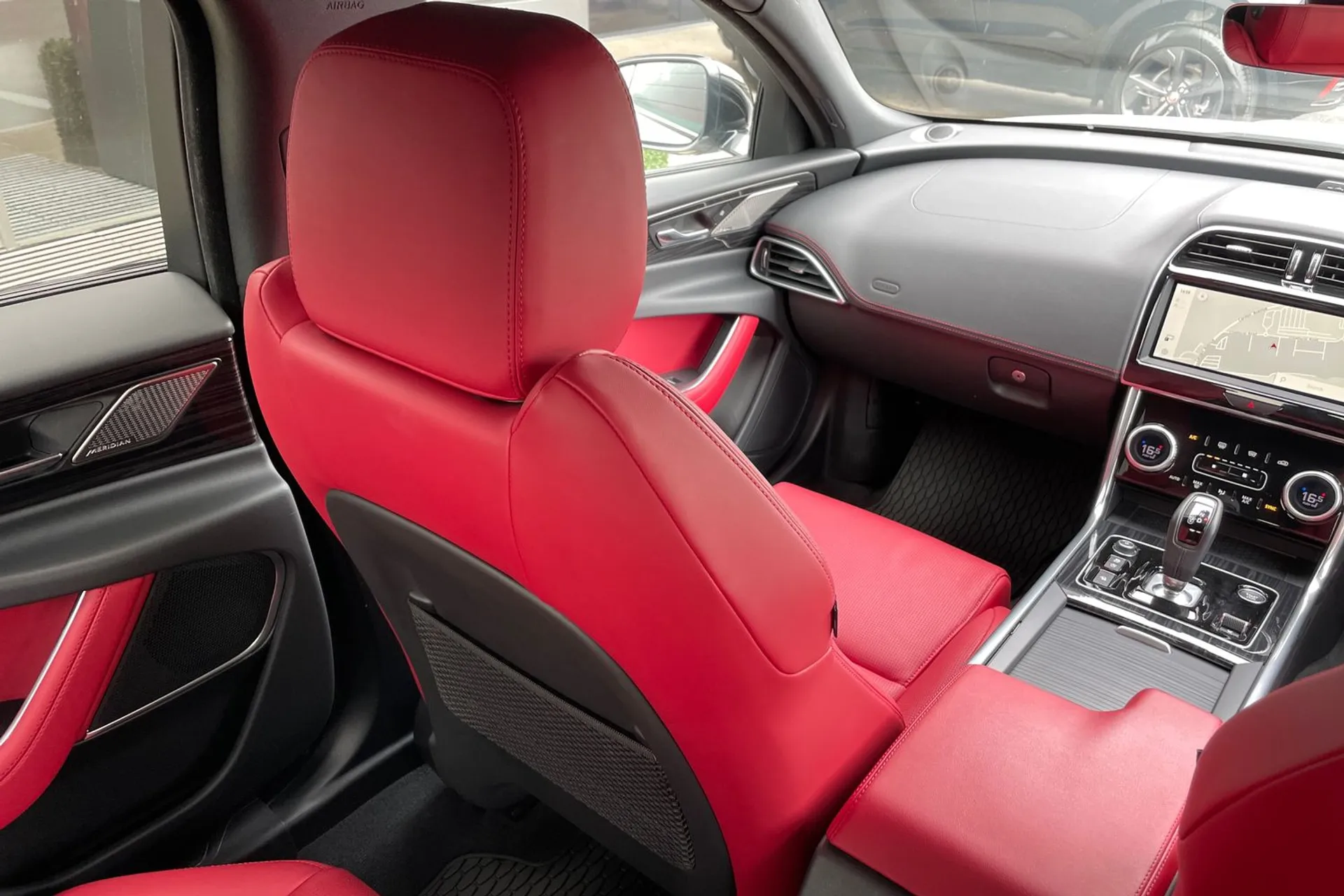 Jaguar XE thumbnail image number 39