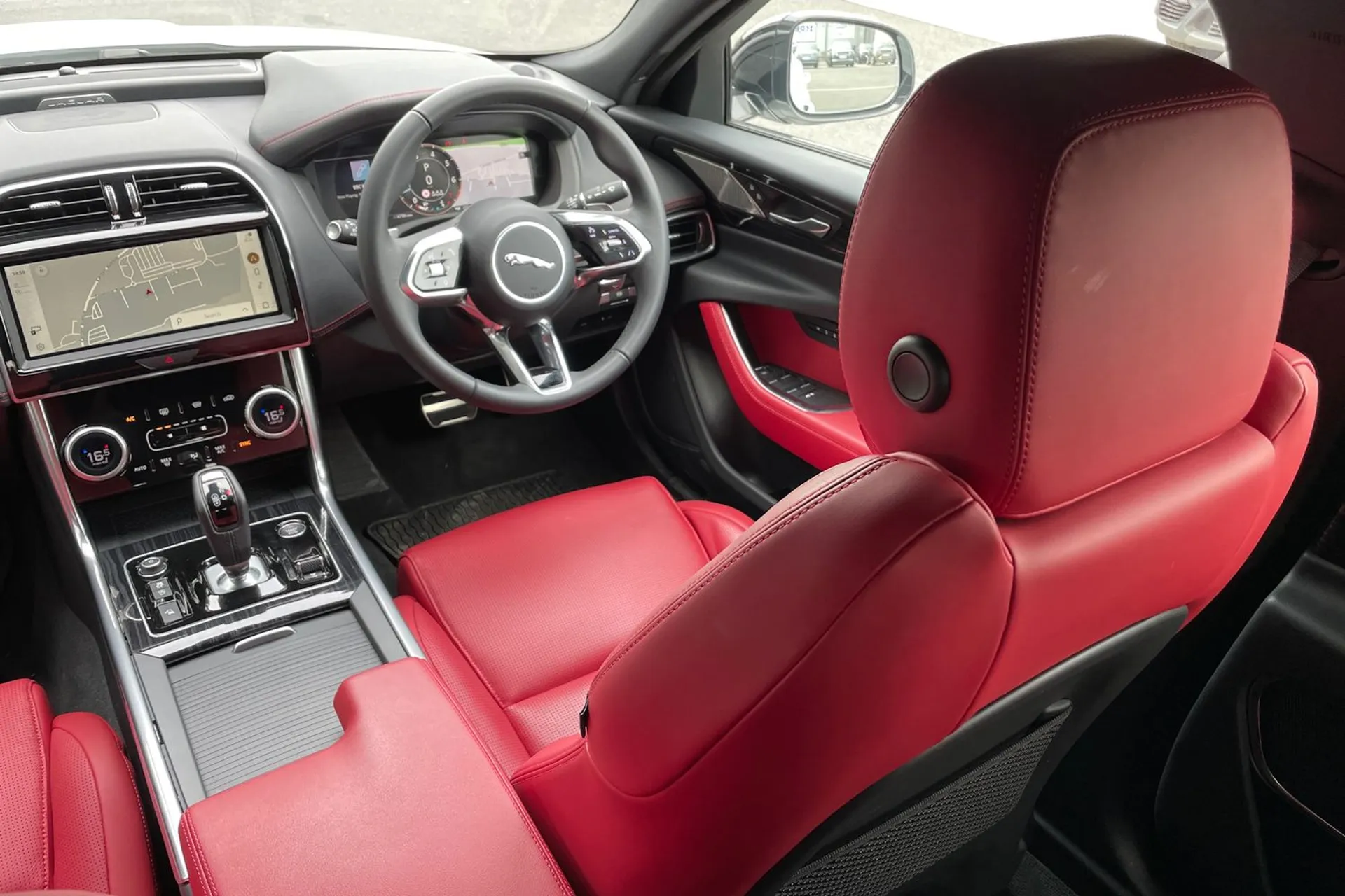 Jaguar XE thumbnail image number 40