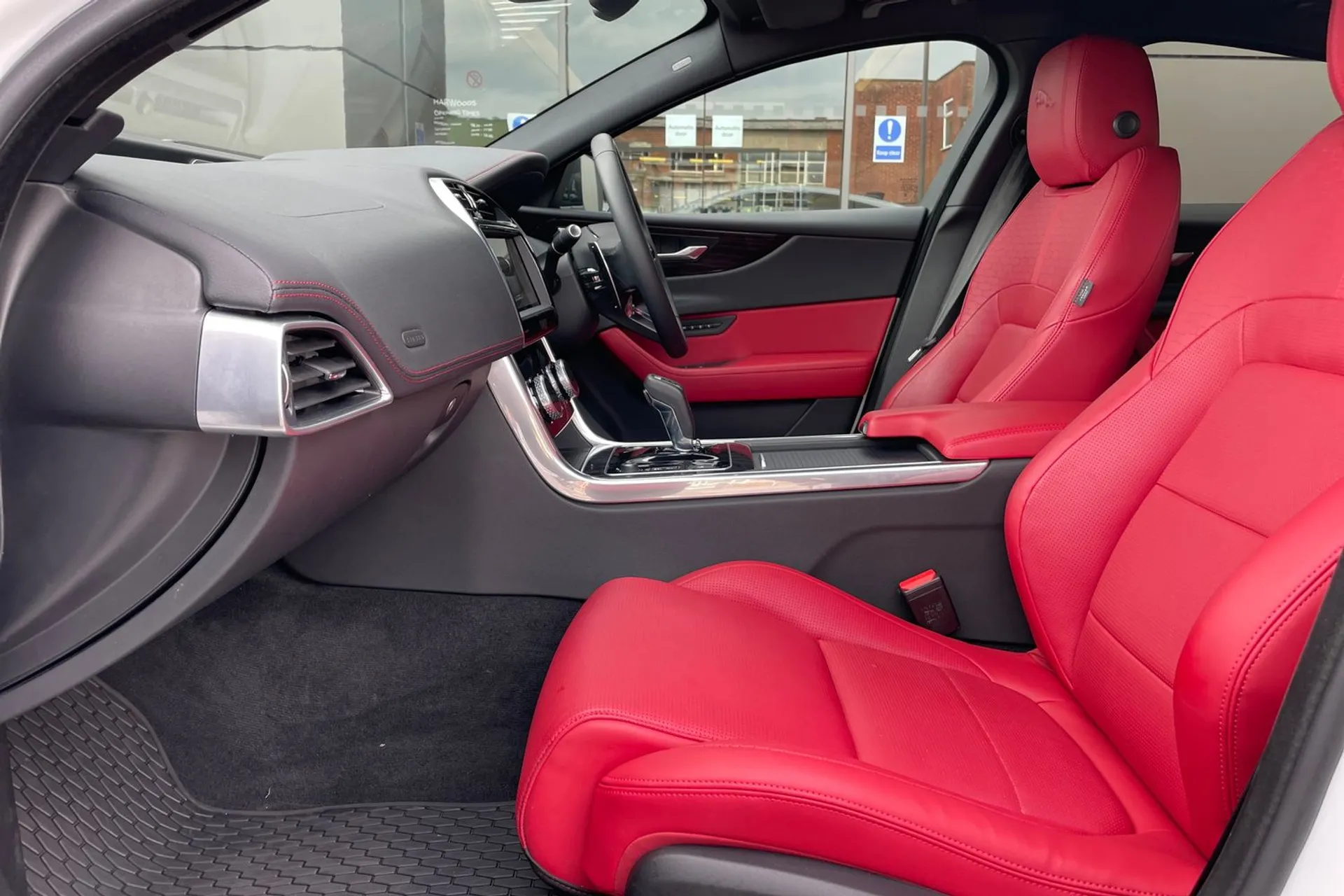 Jaguar XE thumbnail image number 36