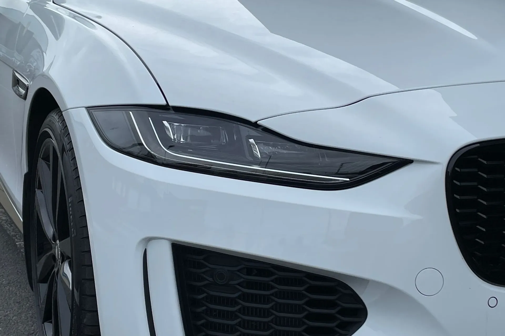Jaguar XE thumbnail image number 23