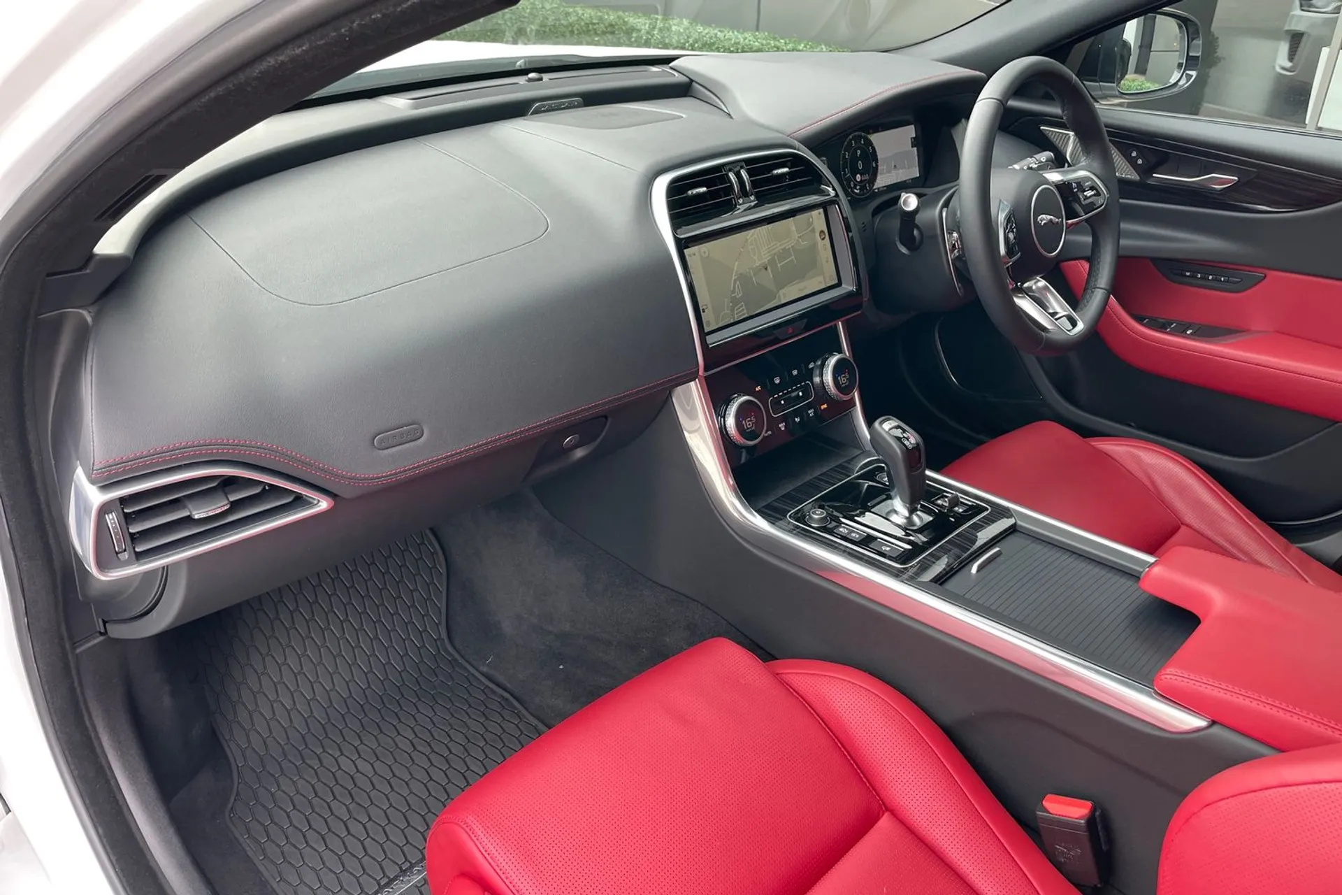 Jaguar XE thumbnail image number 35
