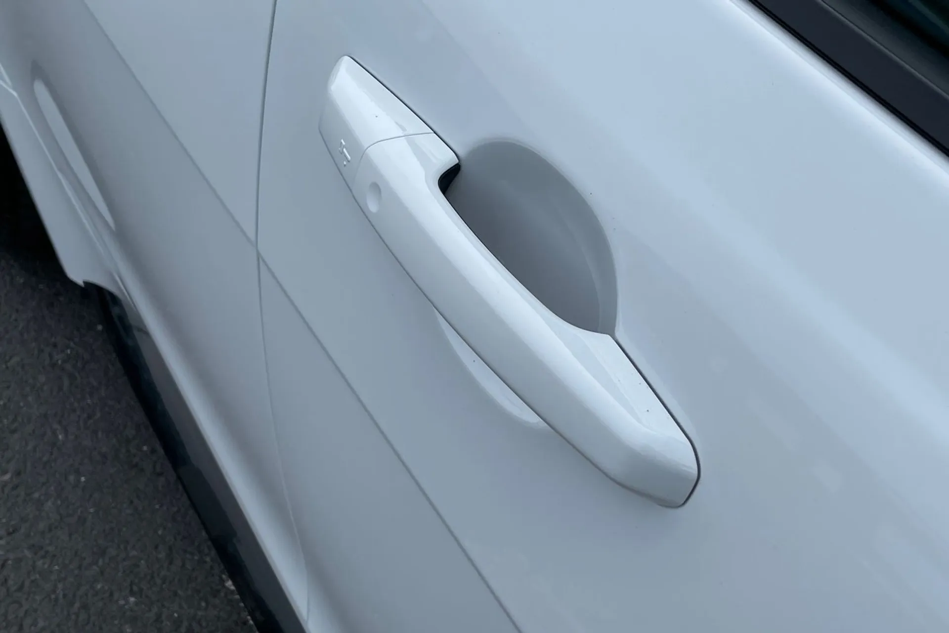 Jaguar XE thumbnail image number 26