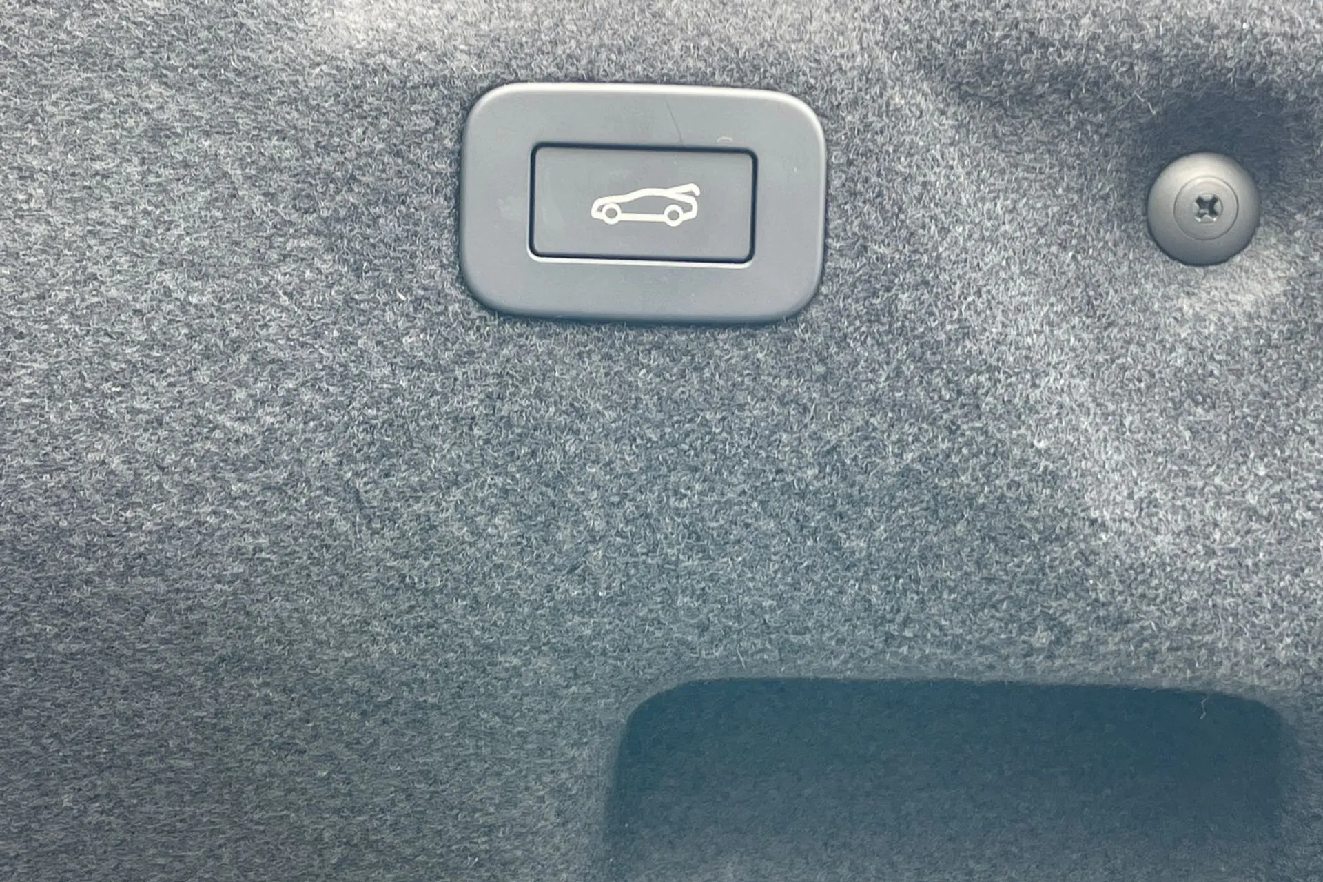 Jaguar XE thumbnail image number 31