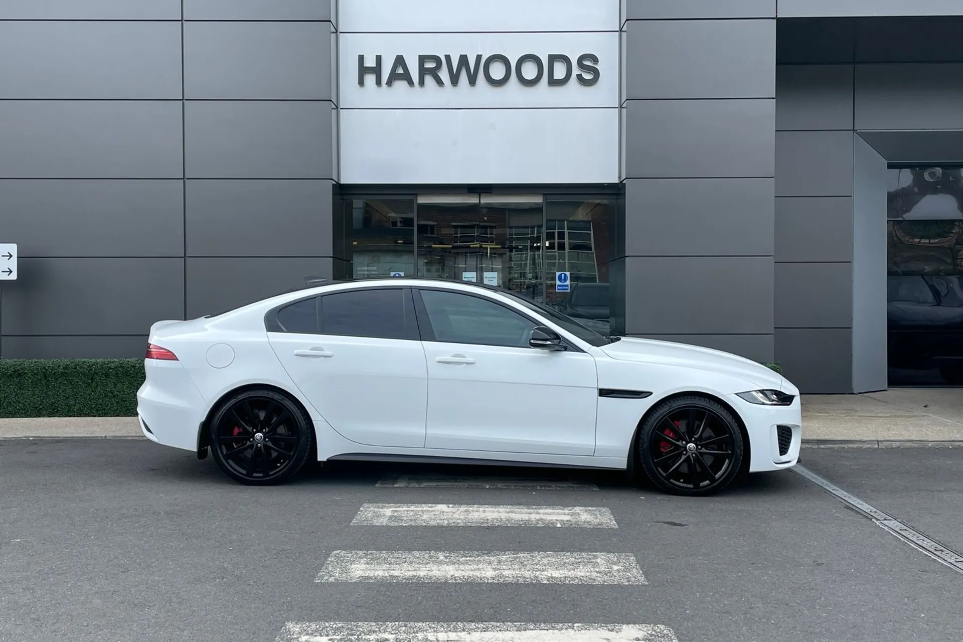 Jaguar XE thumbnail image number 2