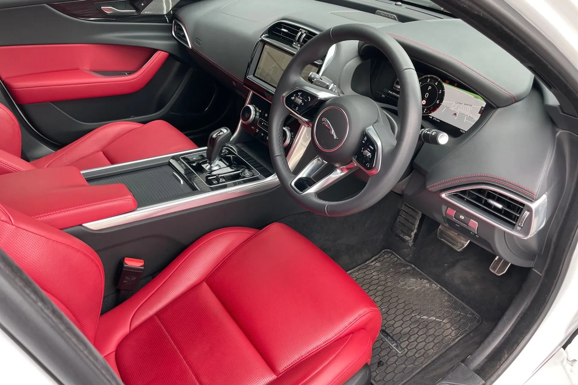 Jaguar XE thumbnail image number 19