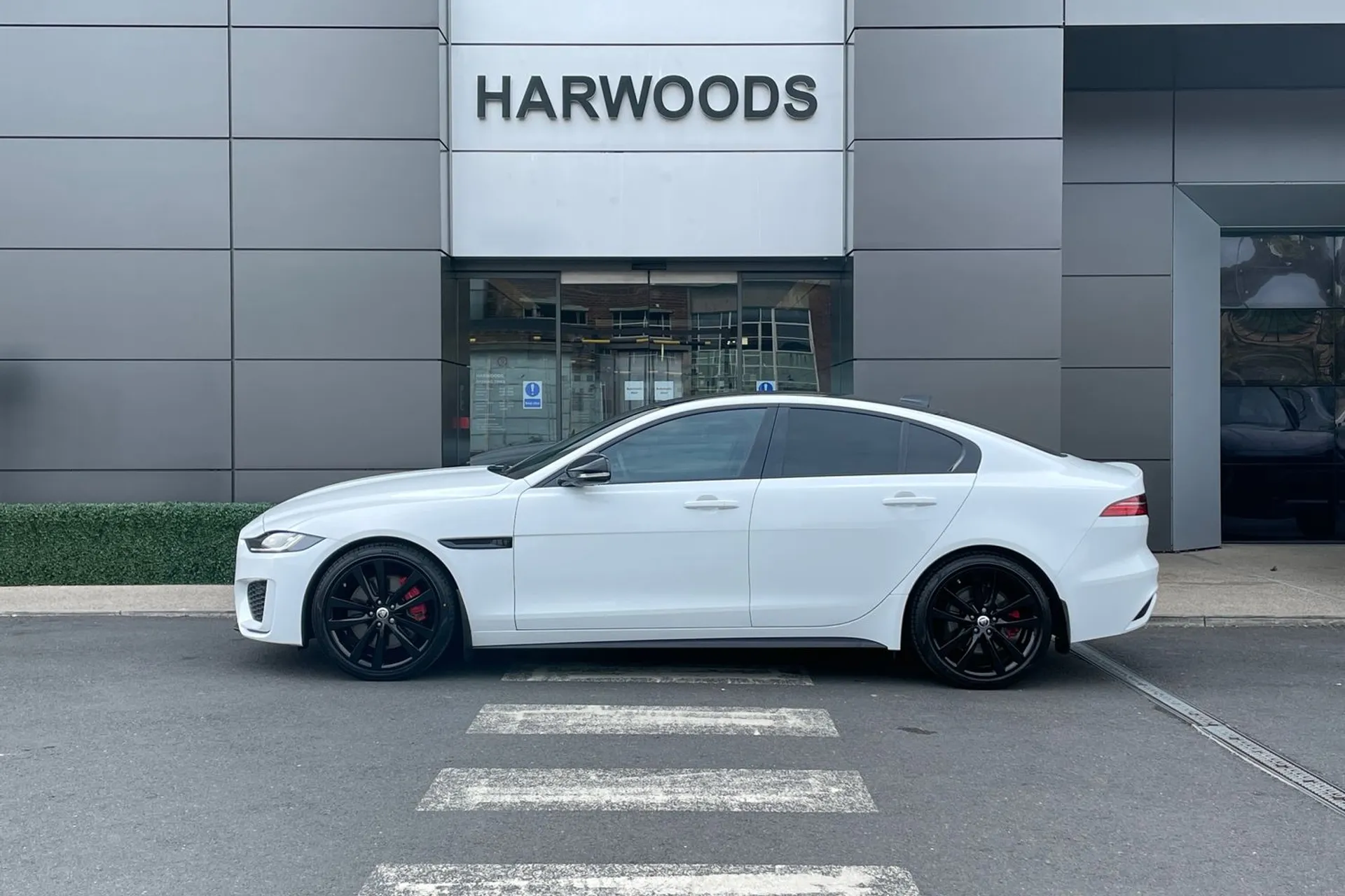 Jaguar XE thumbnail image number 11