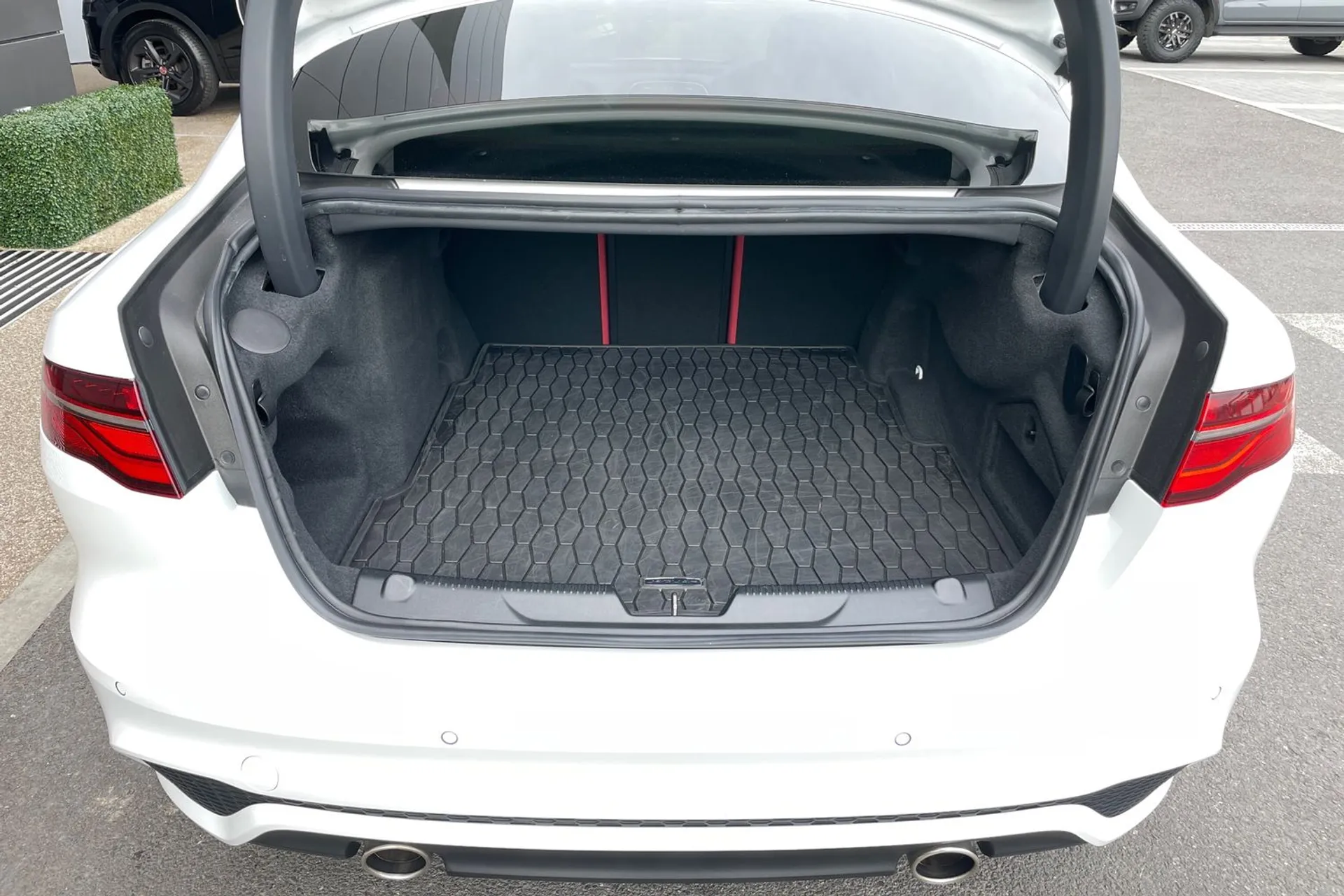 Jaguar XE thumbnail image number 30