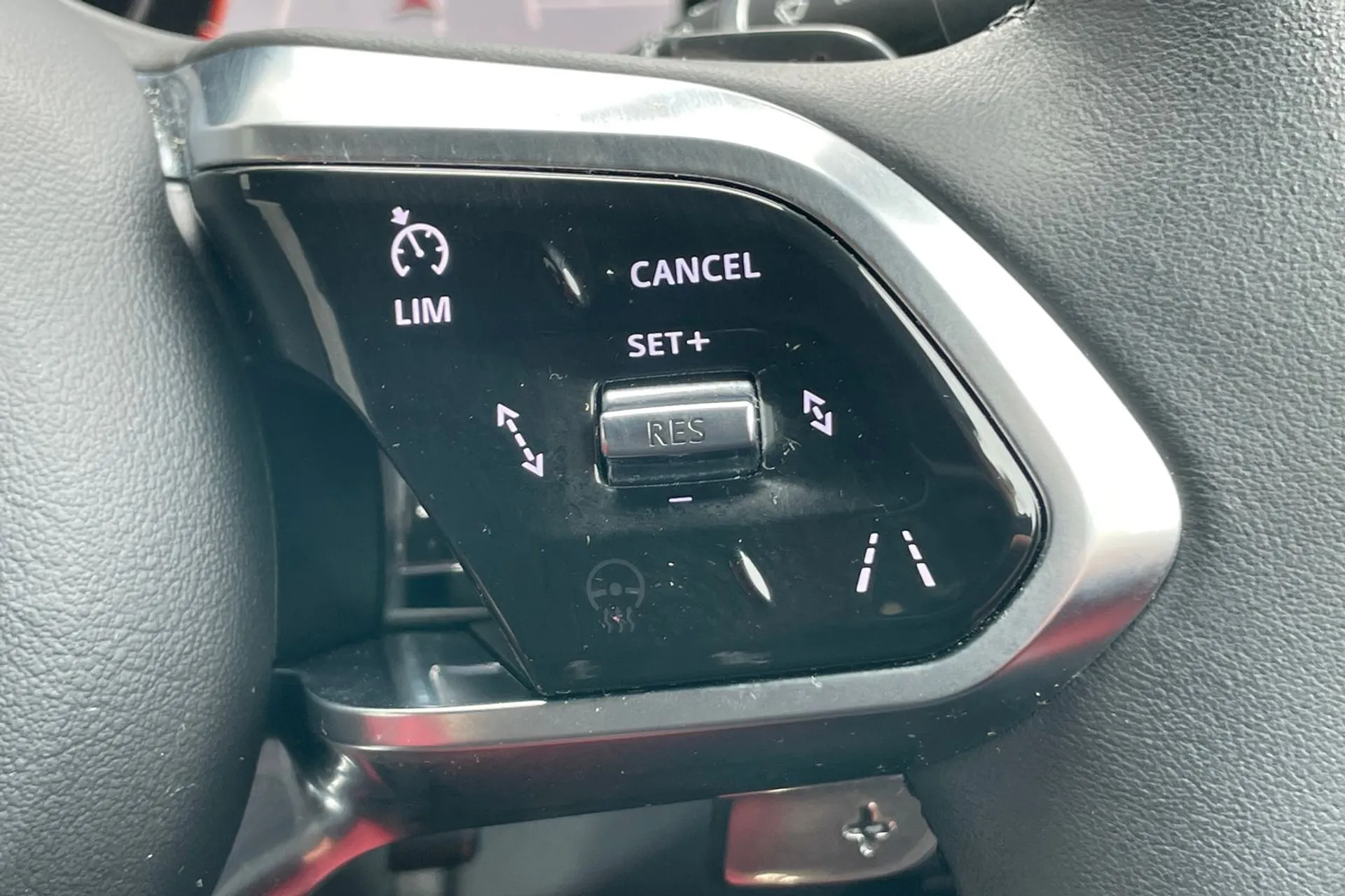 Jaguar XE thumbnail image number 48