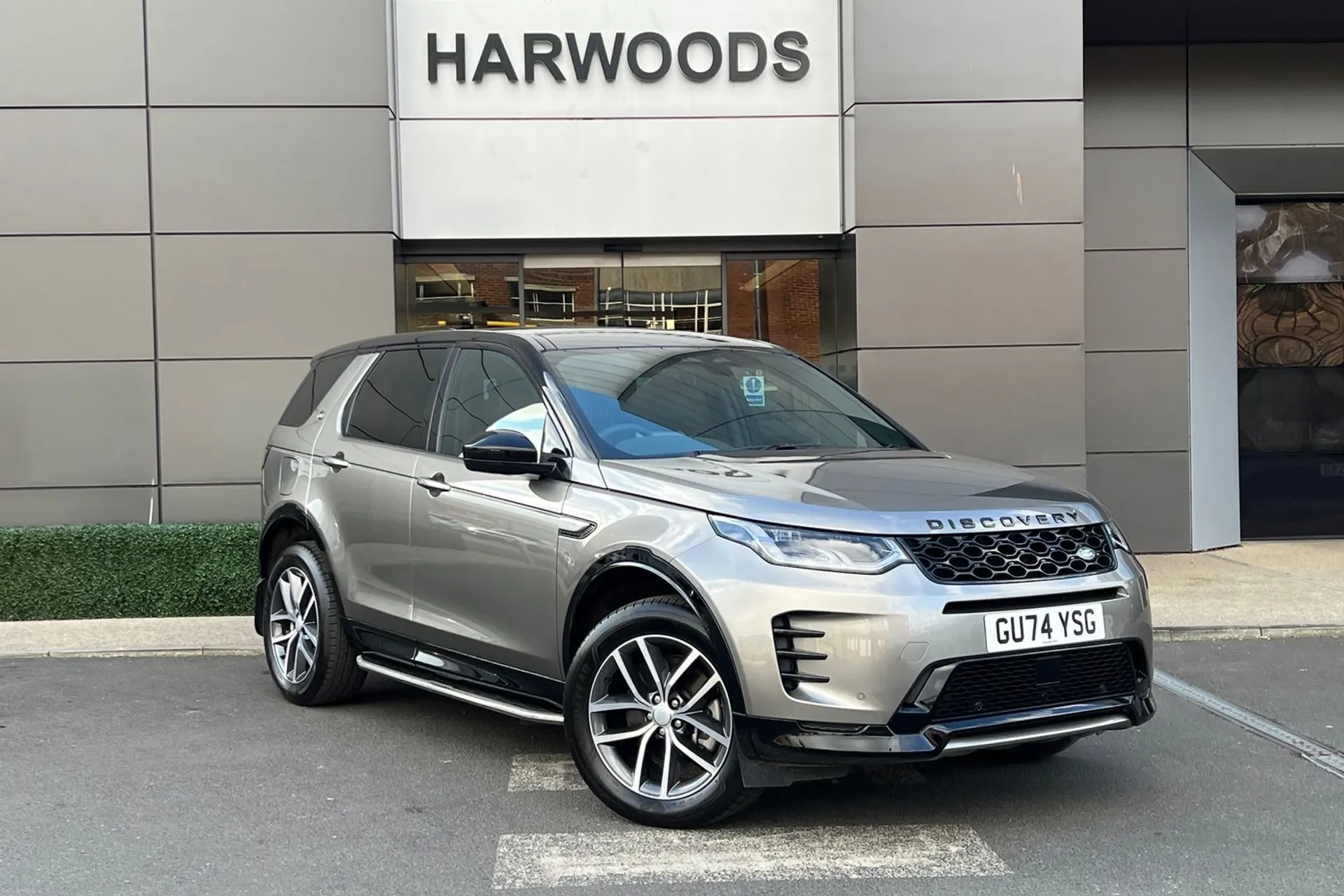 LAND ROVER DISCOVERY SPORT focused image
