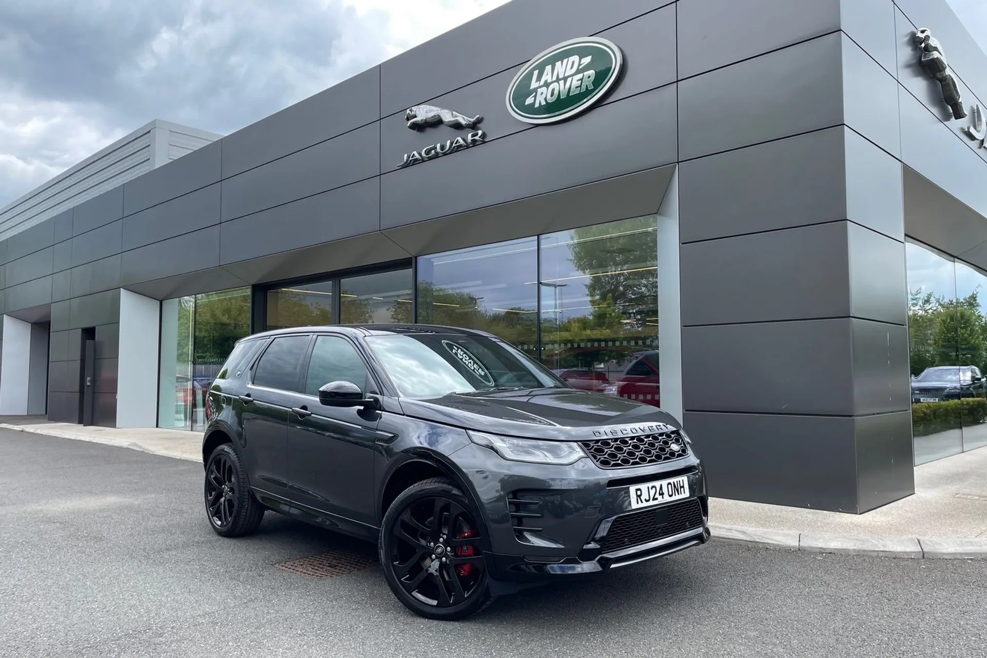 LAND ROVER DISCOVERY SPORT focused image