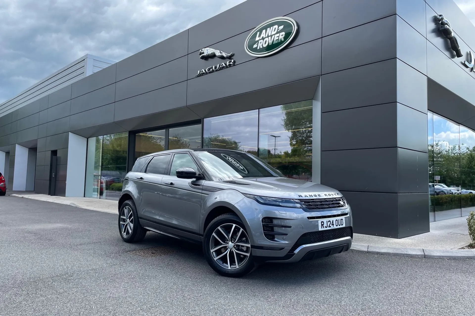 LAND ROVER RANGE ROVER EVOQUE focused image