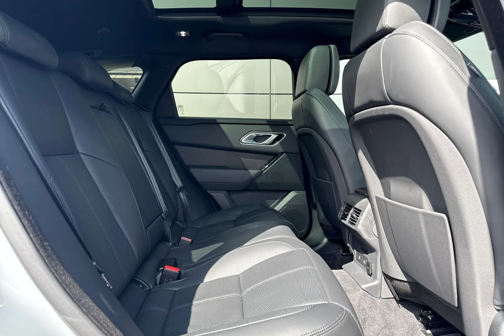 LAND ROVER RANGE ROVER VELAR thumbnail image number 23