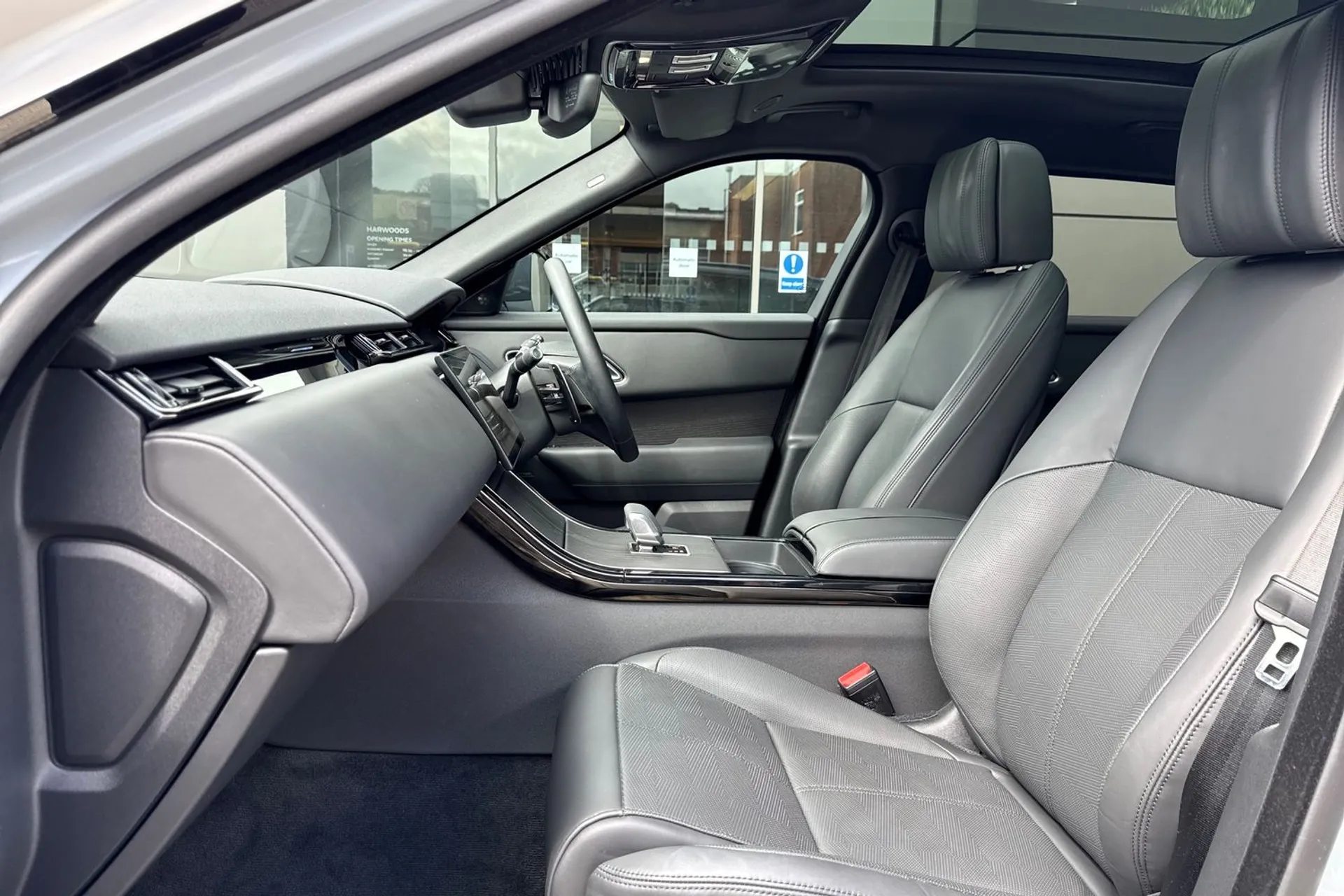 LAND ROVER RANGE ROVER VELAR thumbnail image number 38