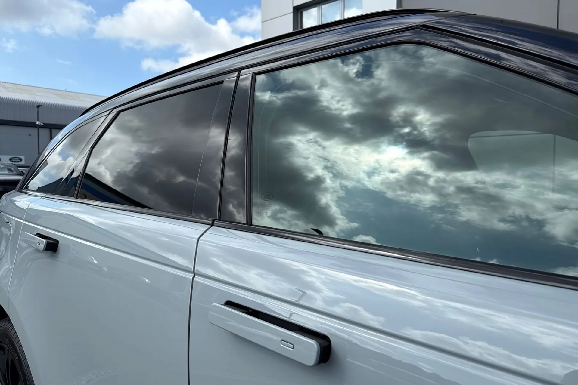 LAND ROVER RANGE ROVER VELAR thumbnail image number 25