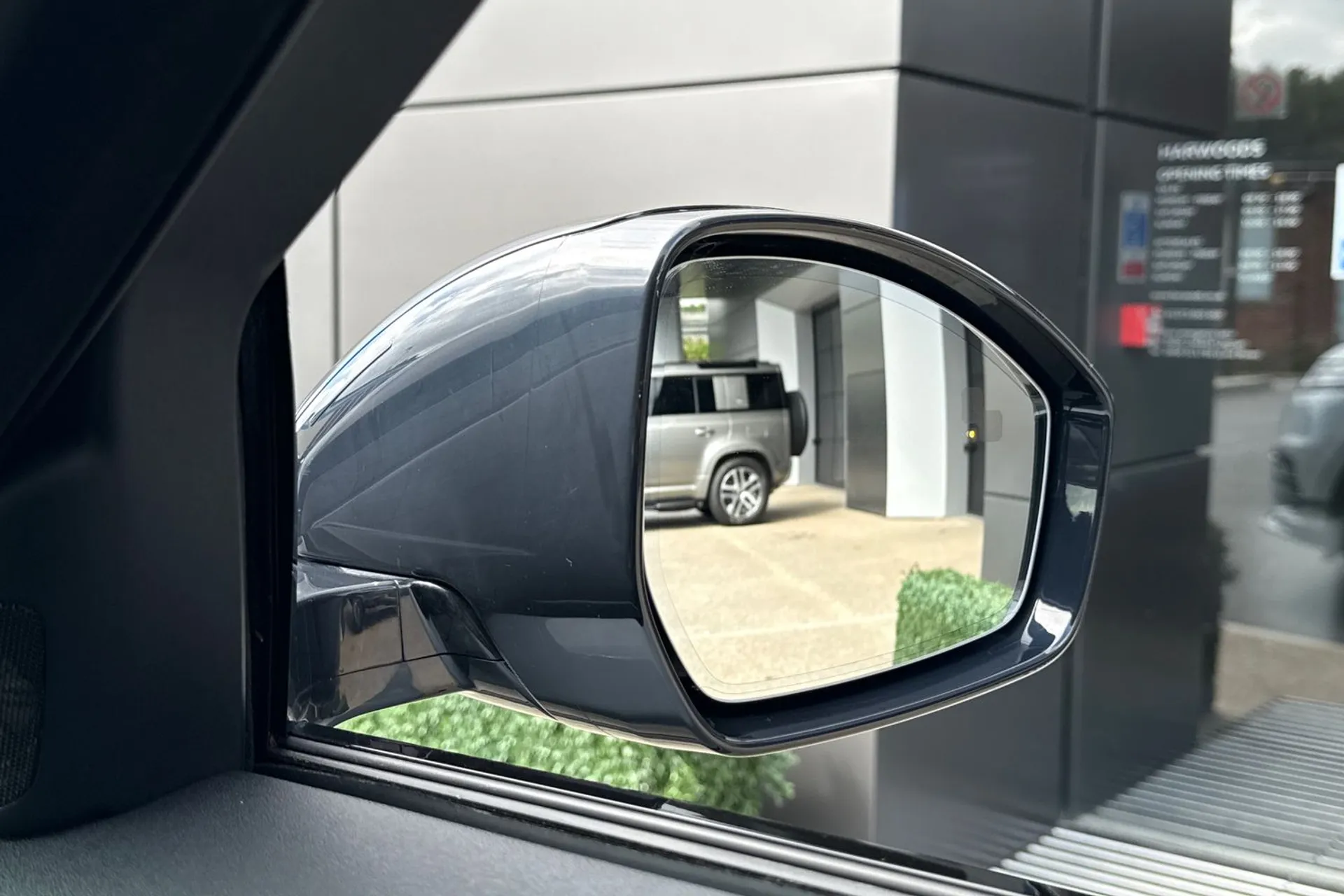 LAND ROVER RANGE ROVER VELAR thumbnail image number 13