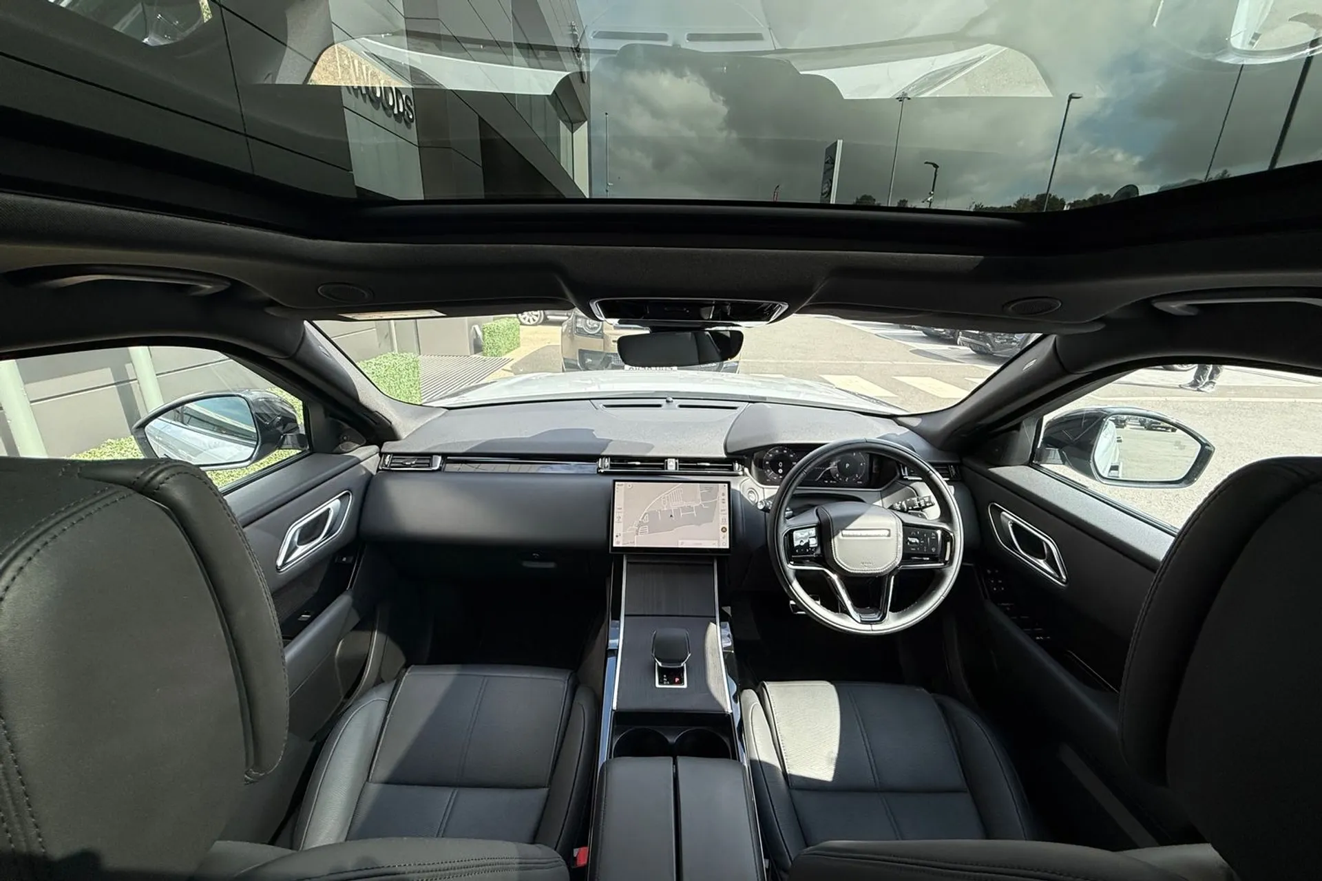 LAND ROVER RANGE ROVER VELAR thumbnail image number 3