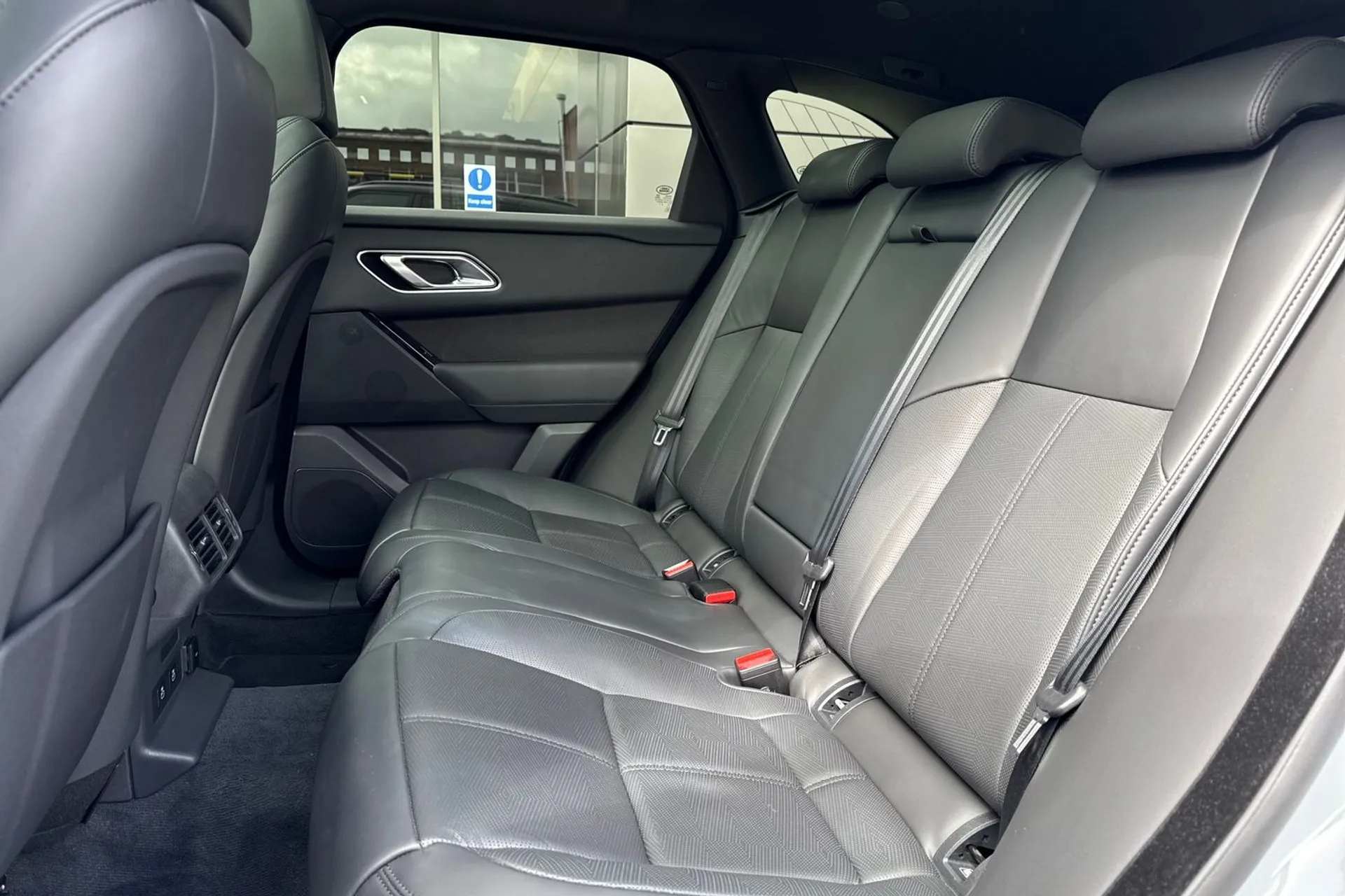LAND ROVER RANGE ROVER VELAR thumbnail image number 39