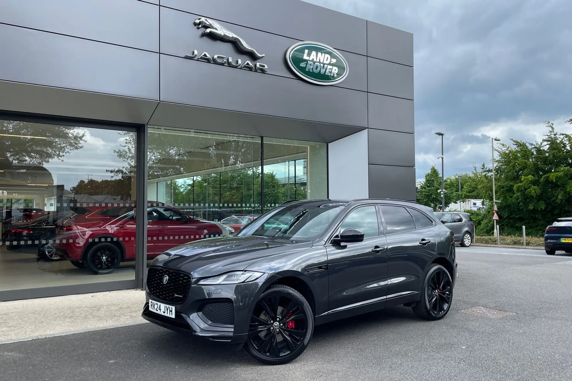 Jaguar F-PACE thumbnail image number 28